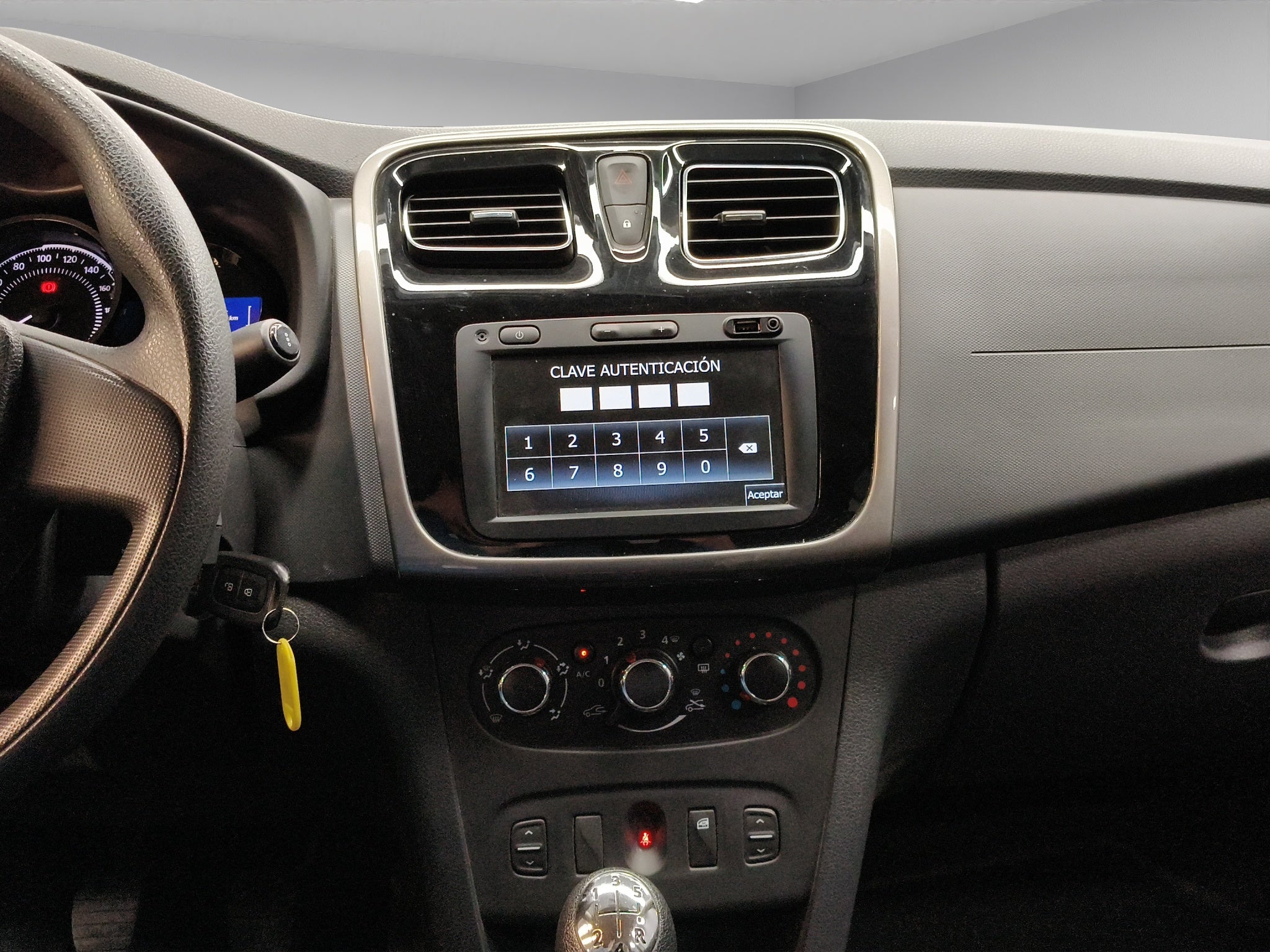 2019 Renault Logan 4 pts. Intens, TM5, VE, GPS, f. niebla, RA-15 (línea anterior)