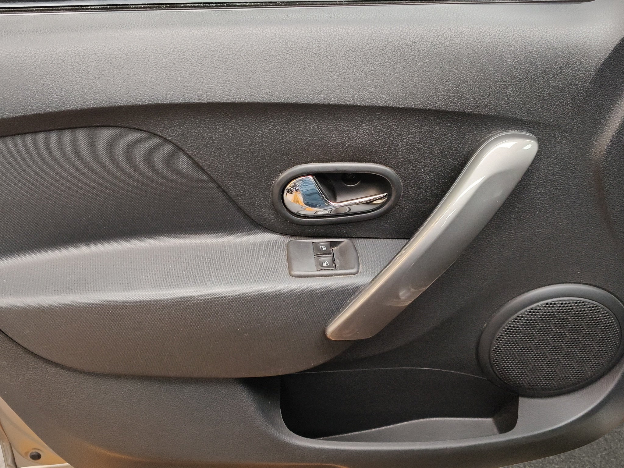 2019 Renault Logan 4 pts. Intens, TM5, VE, GPS, f. niebla, RA-15 (línea anterior)