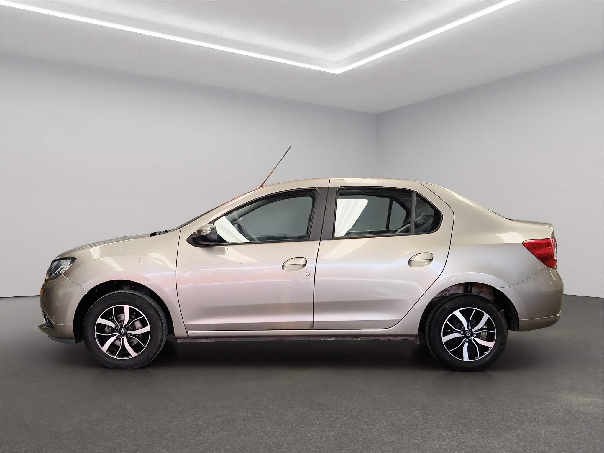 2019 Renault Logan 4 pts. Intens, TM5, VE, GPS, f. niebla, RA-15 (línea anterior)