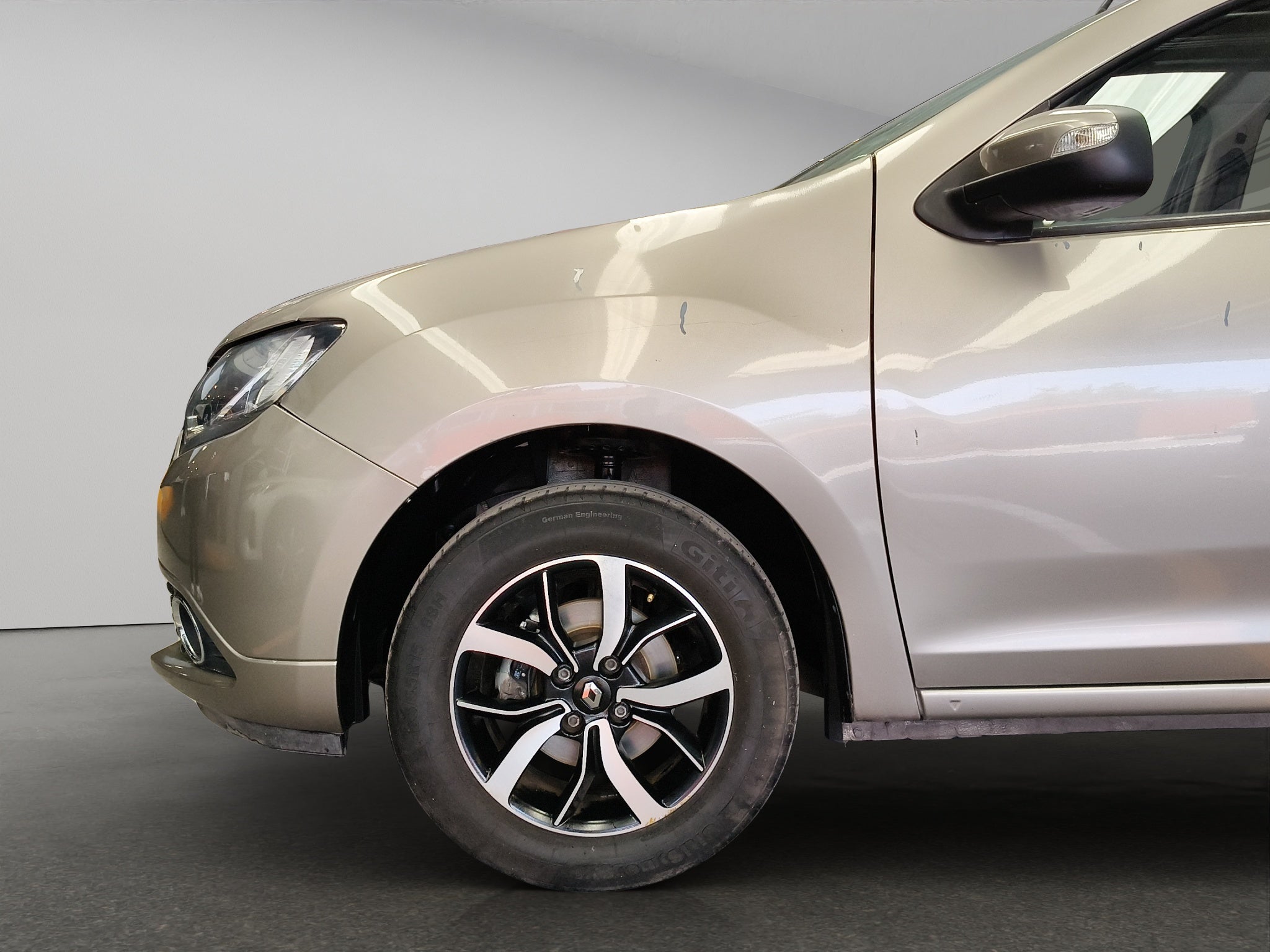 2019 Renault Logan 4 pts. Intens, TM5, VE, GPS, f. niebla, RA-15 (línea anterior)