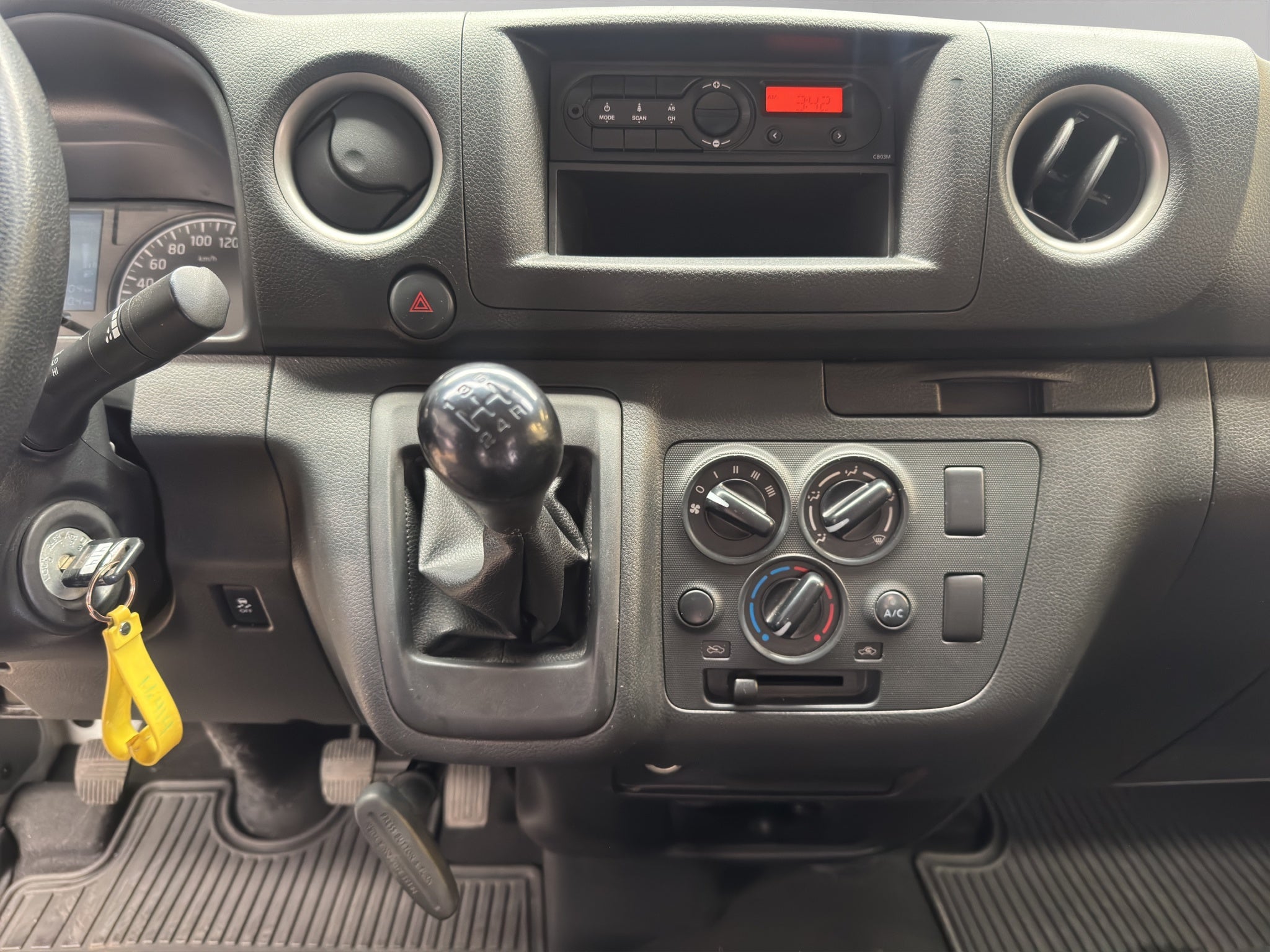 2024 Nissan Comerciales Urvan Panel 4 pts. Amplia, TM5, a/ac.