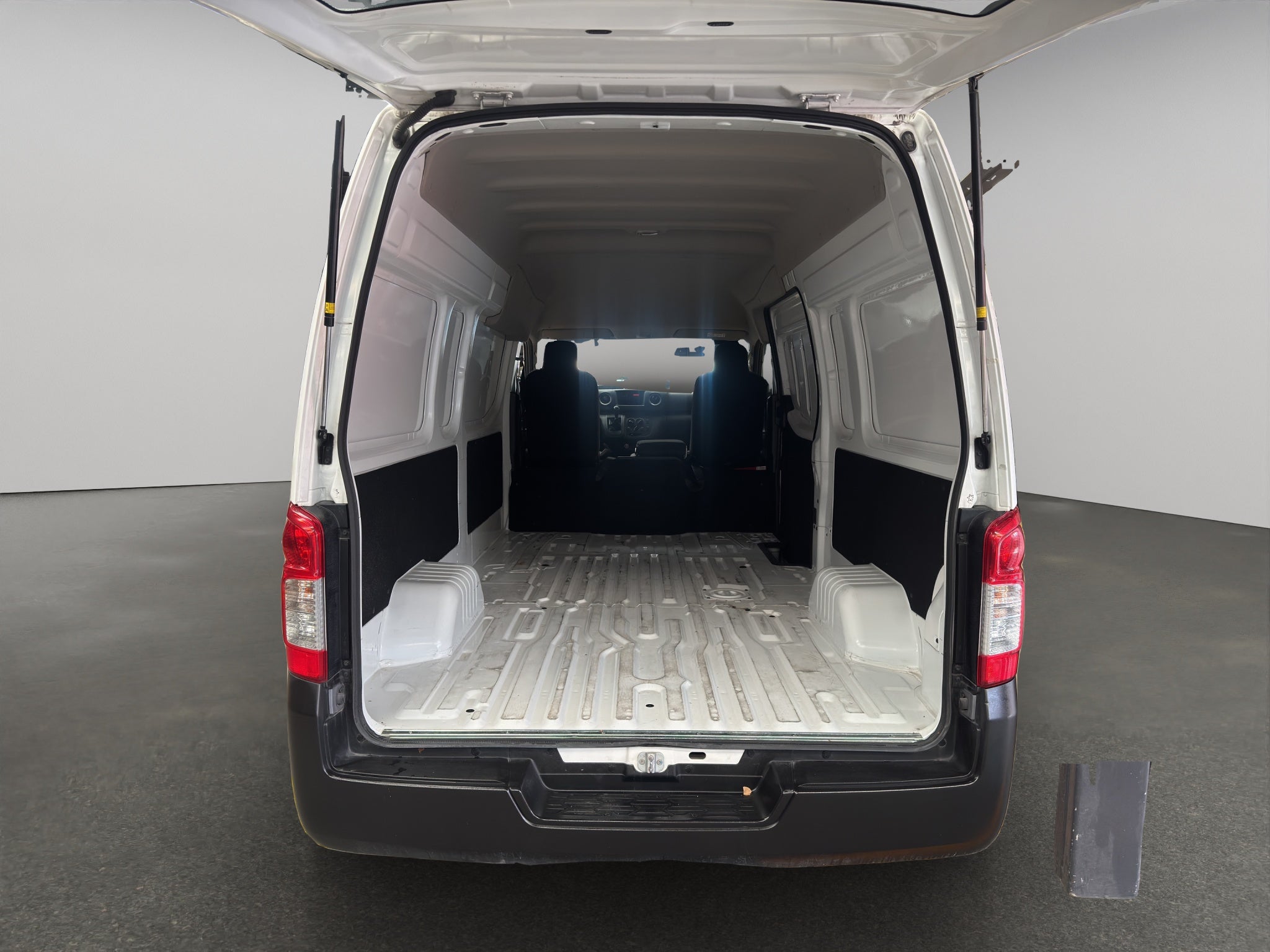 2024 Nissan Comerciales Urvan Panel 4 pts. Amplia, TM5, a/ac.