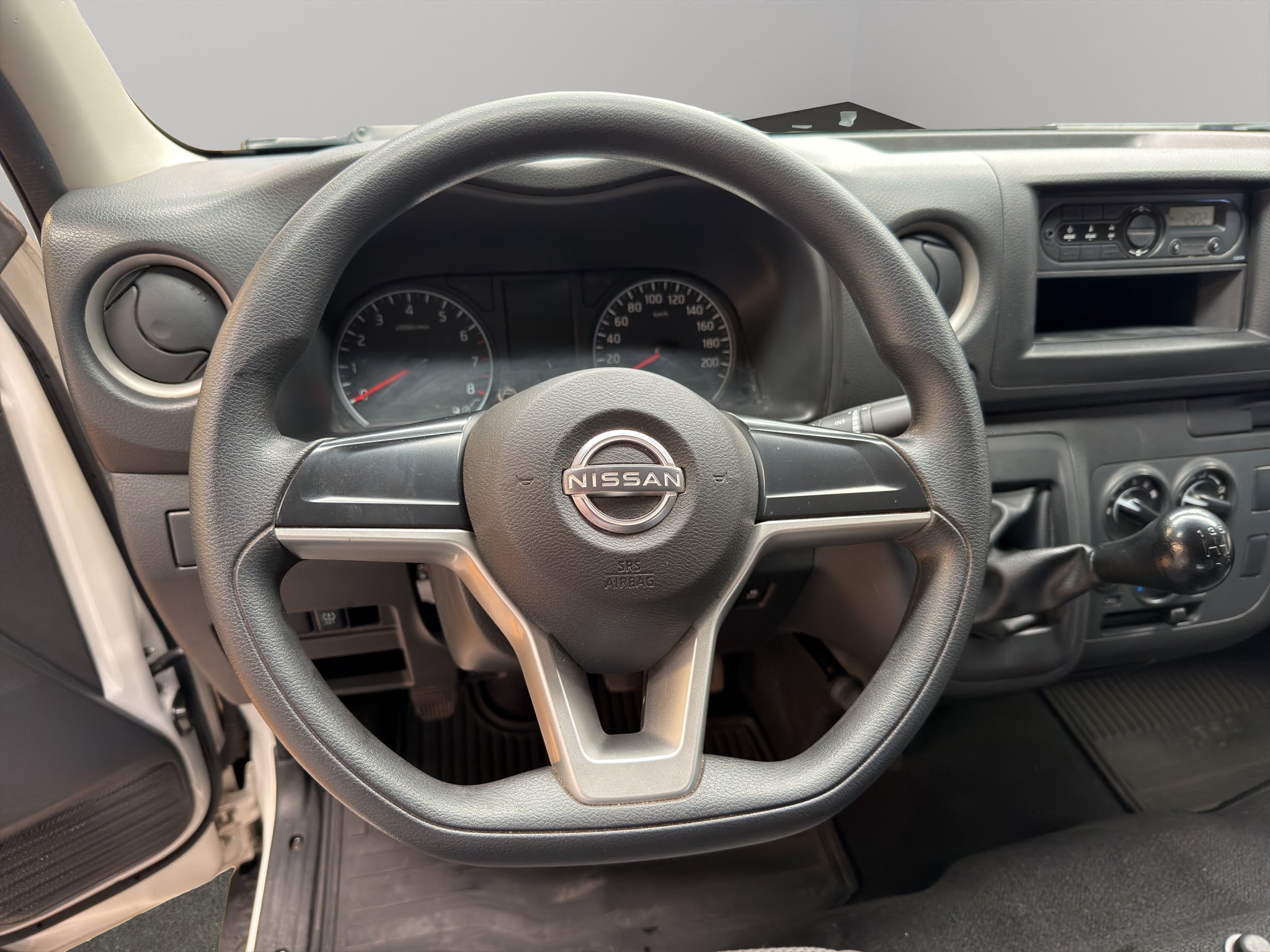 2025 Nissan Comerciales Urvan Panel 4 pts. Amplia con ventanas, TM5