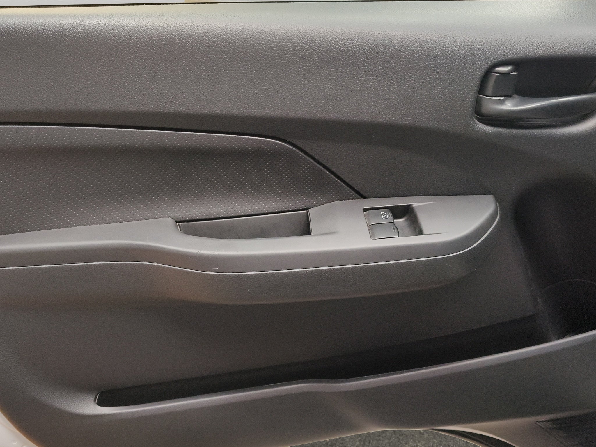 2025 Nissan Comerciales Urvan Panel 4 pts. Amplia con ventanas, TM5