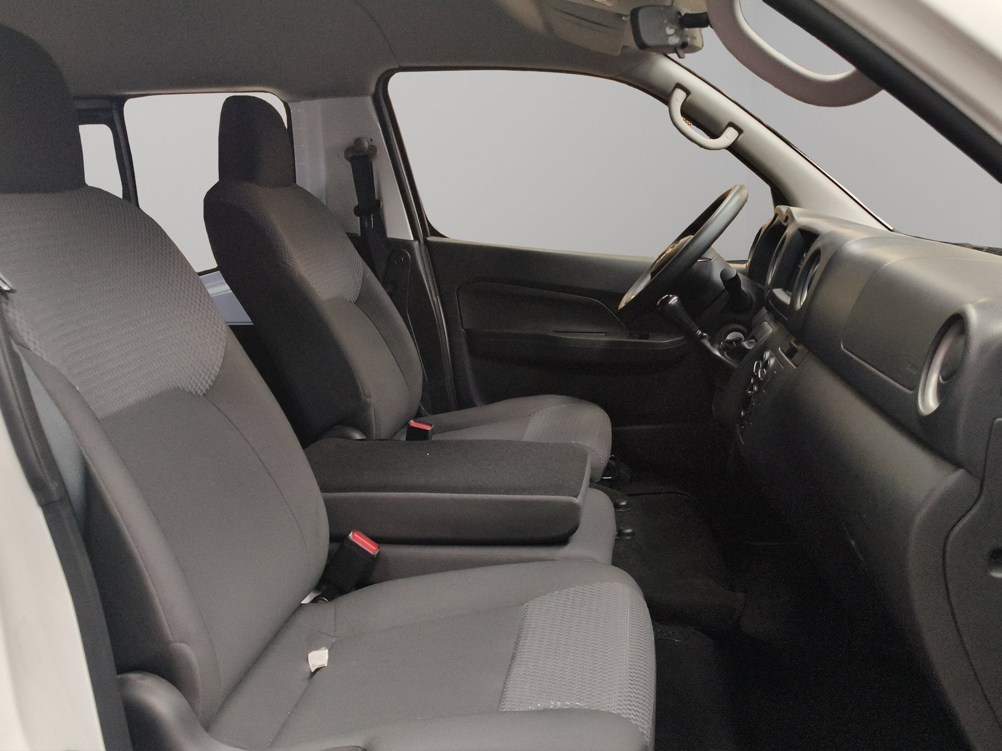 2025 Nissan Comerciales Urvan Panel 4 pts. Amplia con ventanas, TM5
