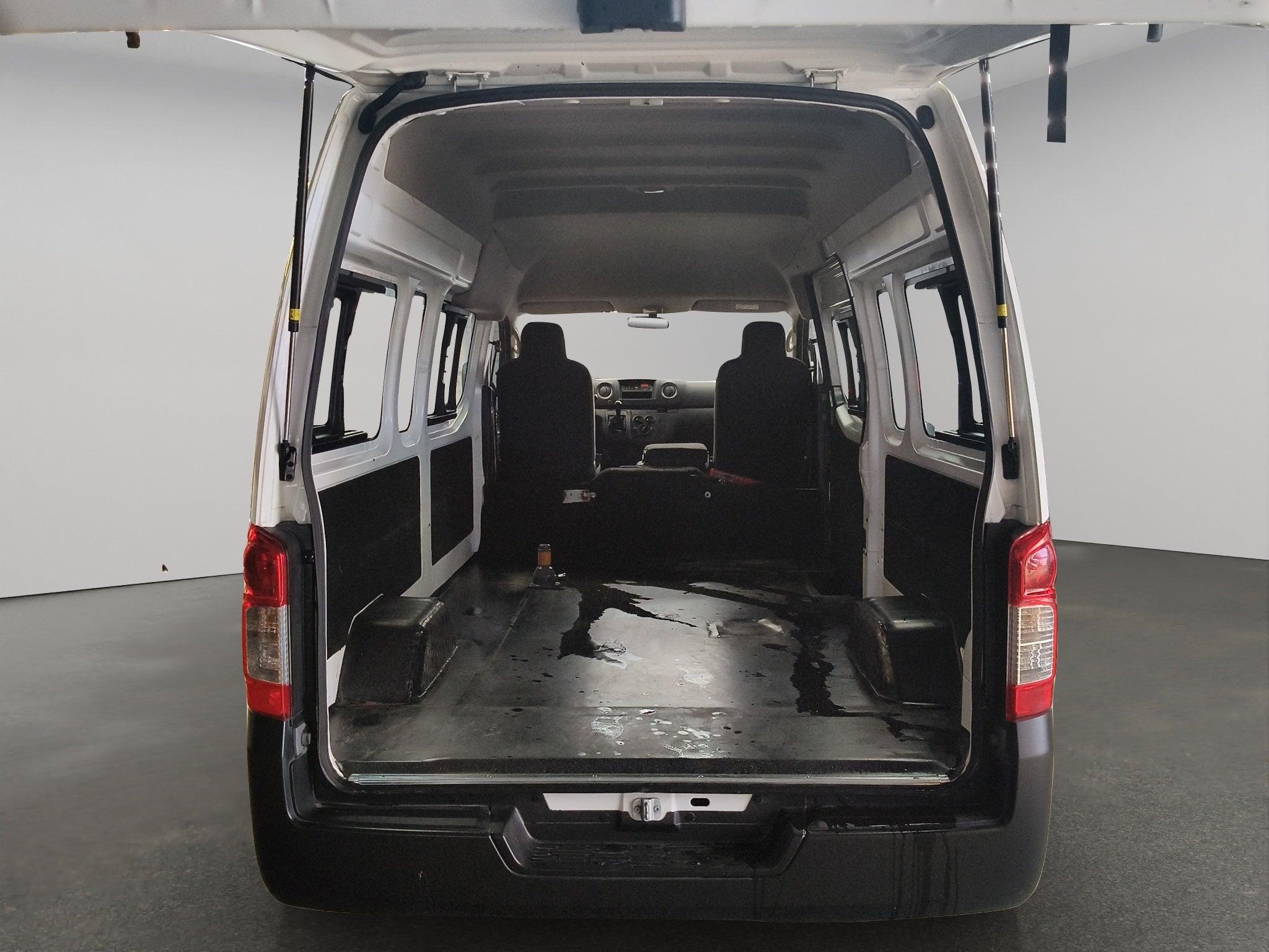 2025 Nissan Comerciales Urvan Panel 4 pts. Amplia con ventanas, TM5
