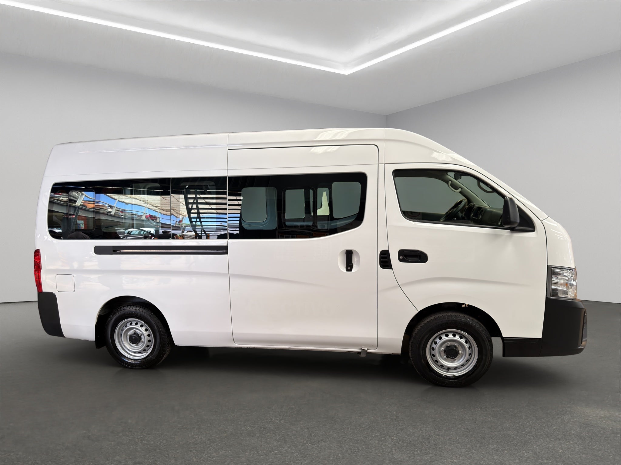 2025 Nissan Comerciales Urvan Panel 4 pts. Amplia con ventanas, TM5