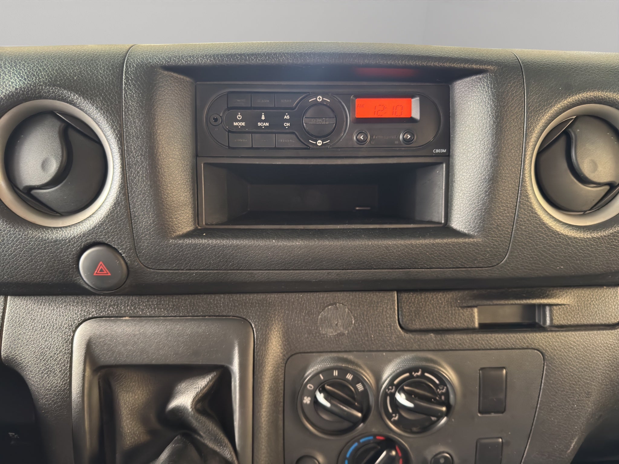 2024 Nissan Comerciales Urvan Panel 4 pts. Amplia, TM5, a/ac.
