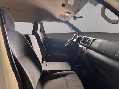 2024 Nissan Comerciales Urvan Panel 4 pts. Amplia, TM5, a/ac.