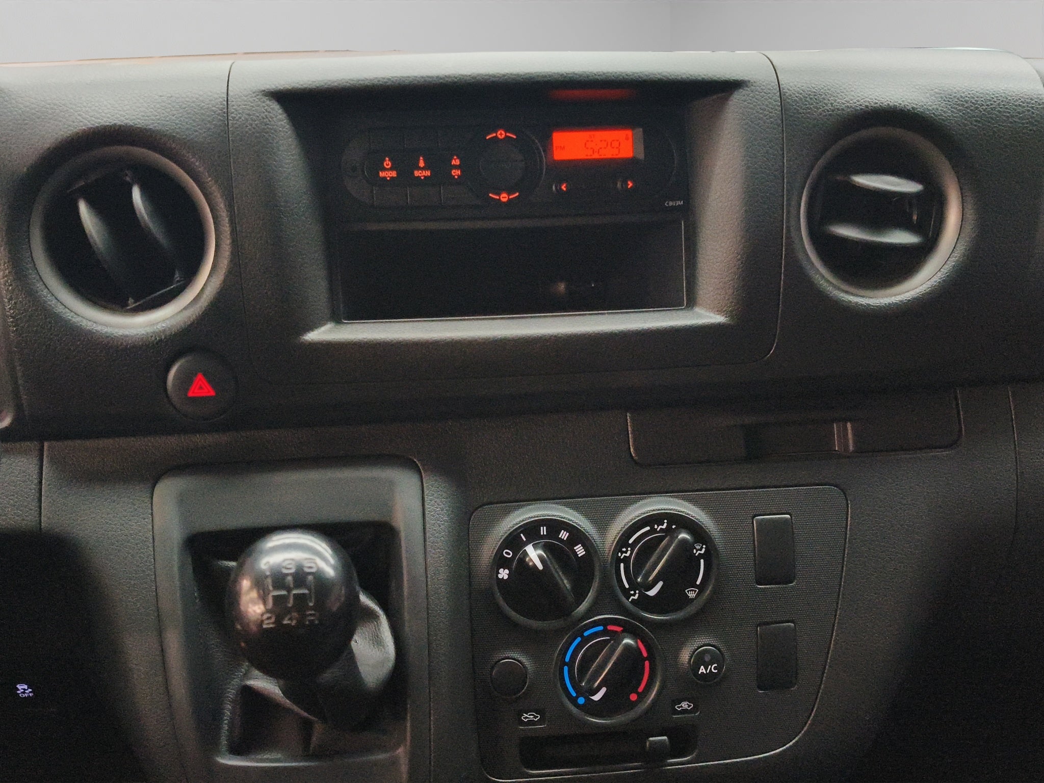2025 Nissan Comerciales Urvan Panel 4 pts. Amplia, TM5, a/ac.