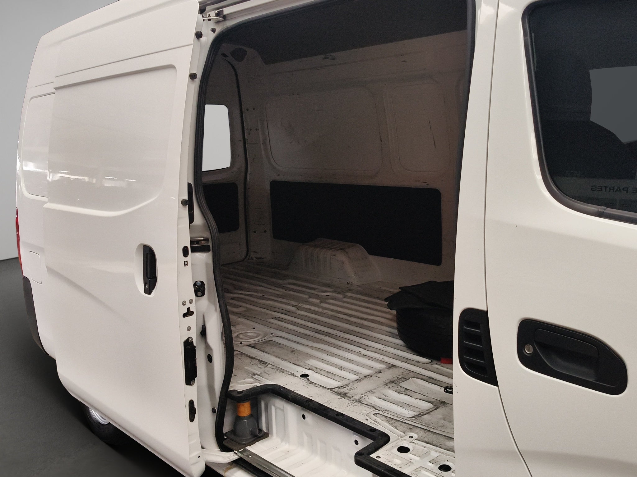 2025 Nissan Comerciales Urvan Panel 4 pts. Amplia, TM5, a/ac.
