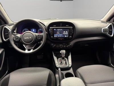 2022 Kia Soul VUD 5 pts. LX, 1.6l, TA, a/ac, RA-16 (línea anterior)