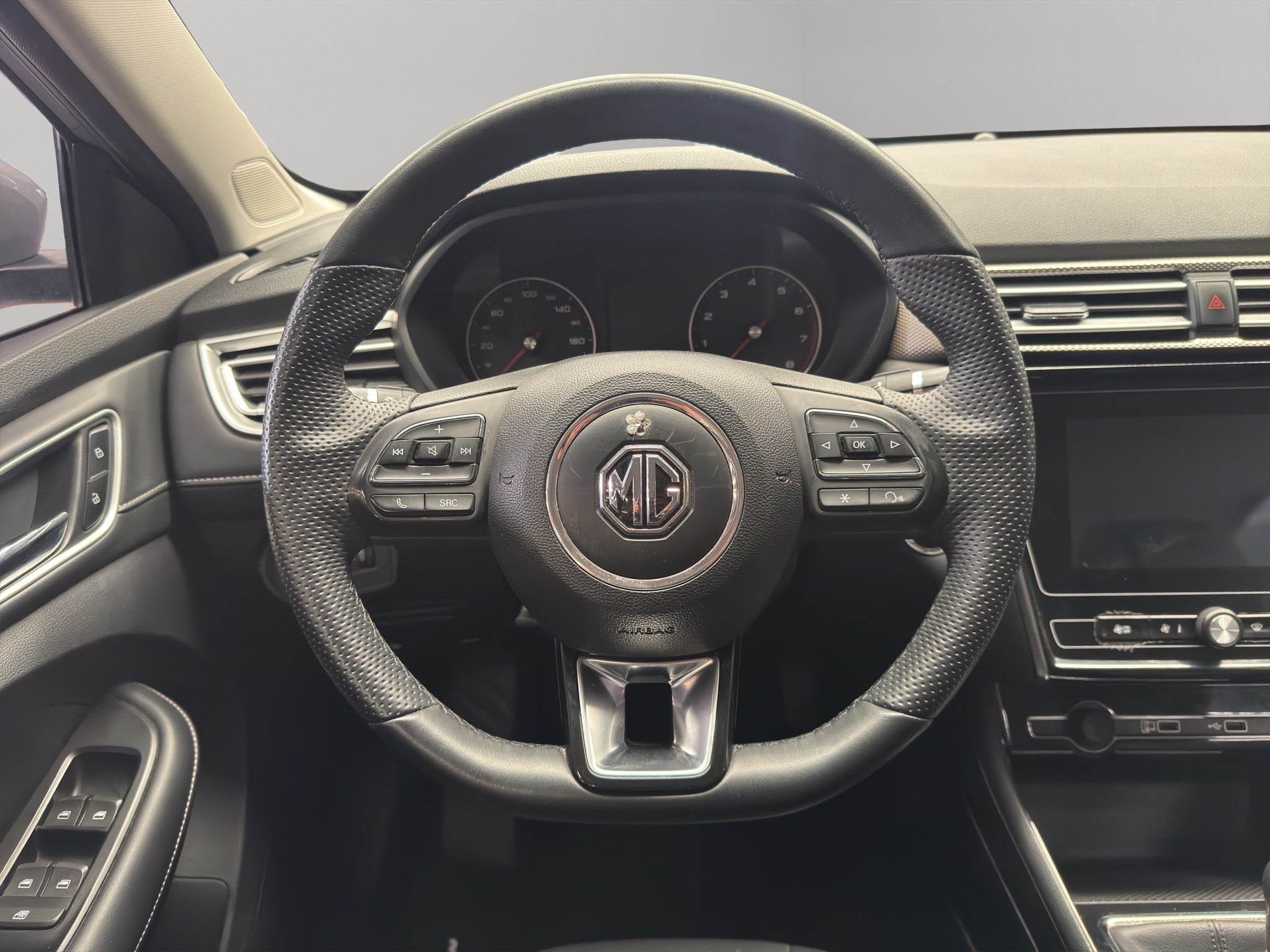 2024 MG MG5 4 pts. Excite, 1.5l, TM5, VE, piel, RA-16 (línea anterior)