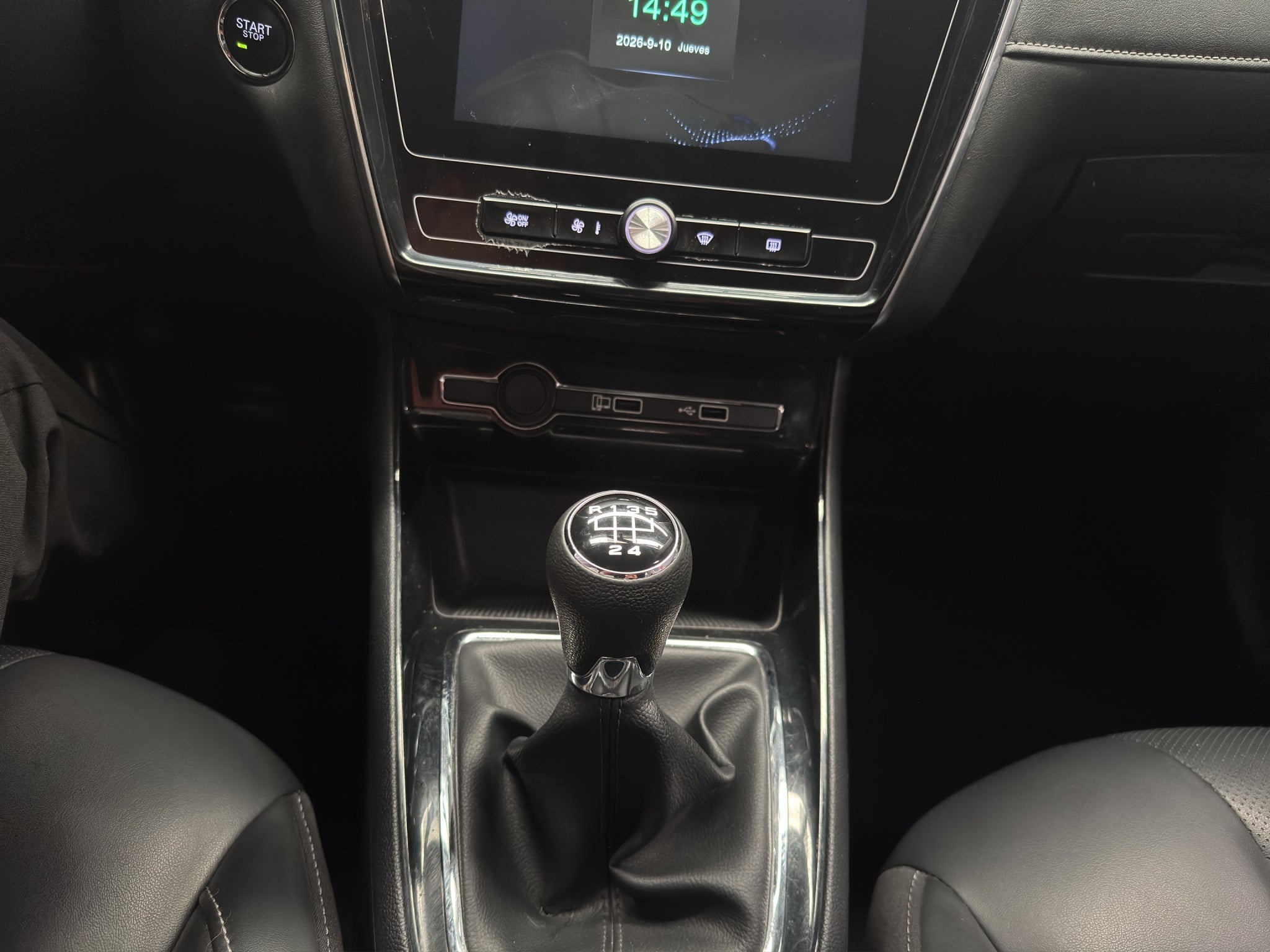2024 MG MG5 4 pts. Excite, 1.5l, TM5, VE, piel, RA-16 (línea anterior)