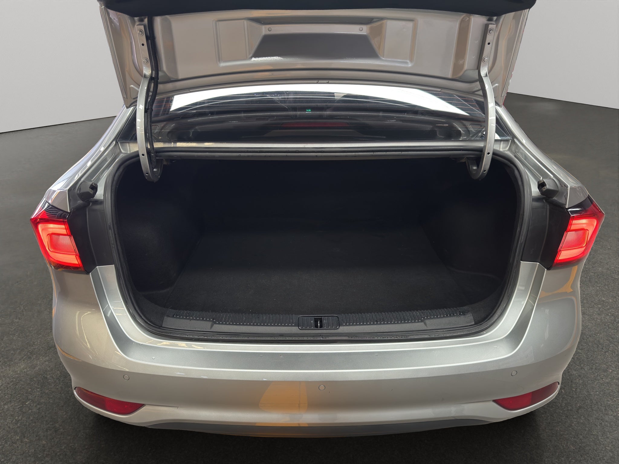 2024 MG MG5 4 pts. Excite, 1.5l, TM5, VE, piel, RA-16 (línea anterior)