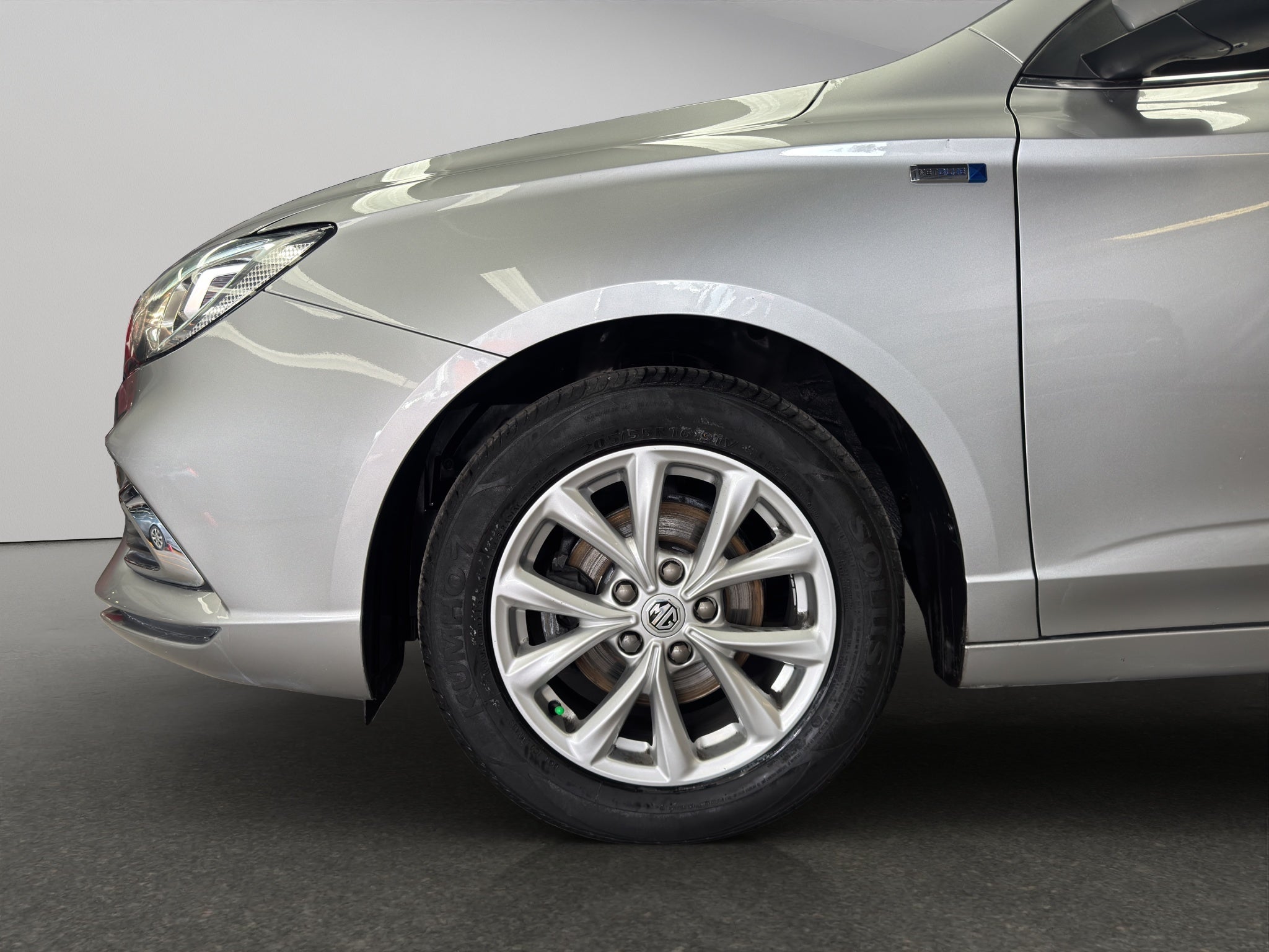 2024 MG MG5 4 pts. Excite, 1.5l, TM5, VE, piel, RA-16 (línea anterior)