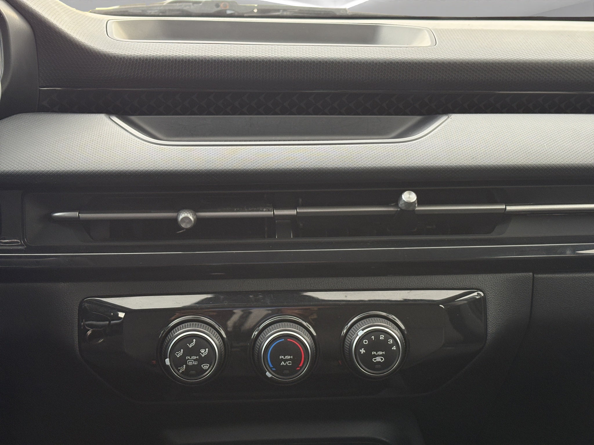 2024 Chevrolet Aveo 4 pts. LS, 1.5l, TM6, a/ac., R-15 (línea nueva)