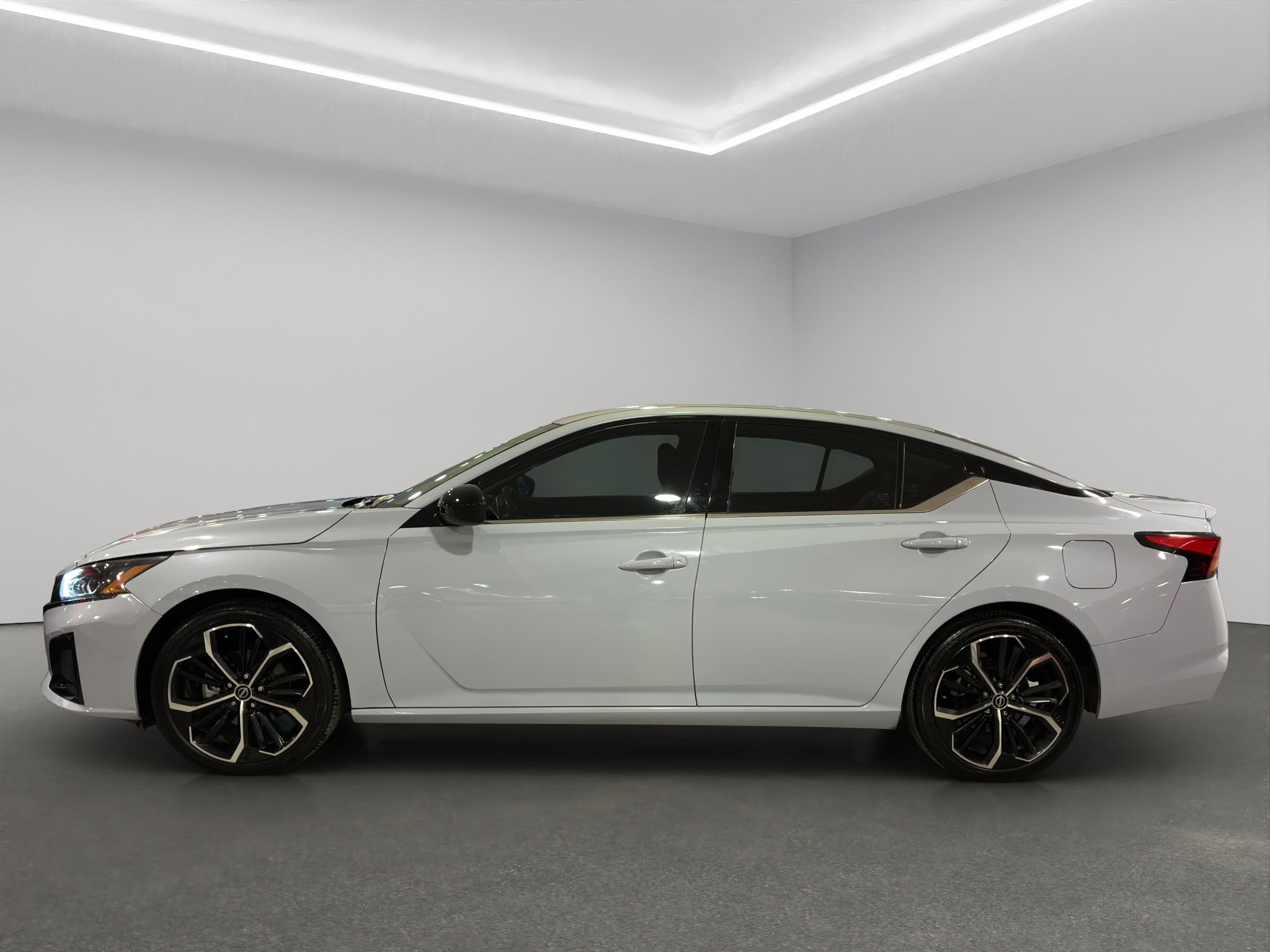 2023 Nissan Altima 4 pts. SR, 2.0T, CVT, a/ac., f. led, alerón, RA-19
