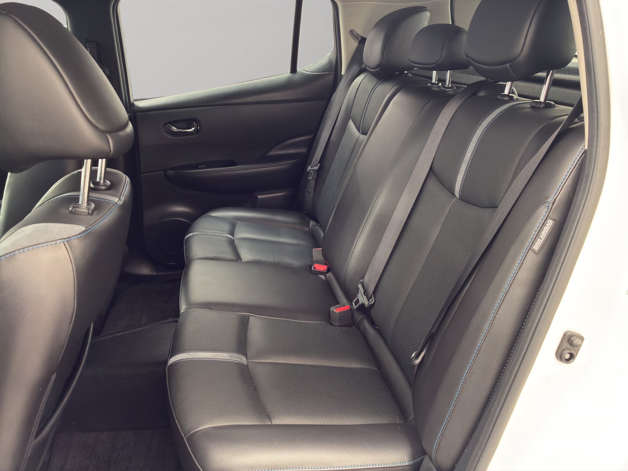 2021 Nissan Leaf 5 pts. HB SL, EV, autonomía 240 km, 40 kWh, piel, RA-17