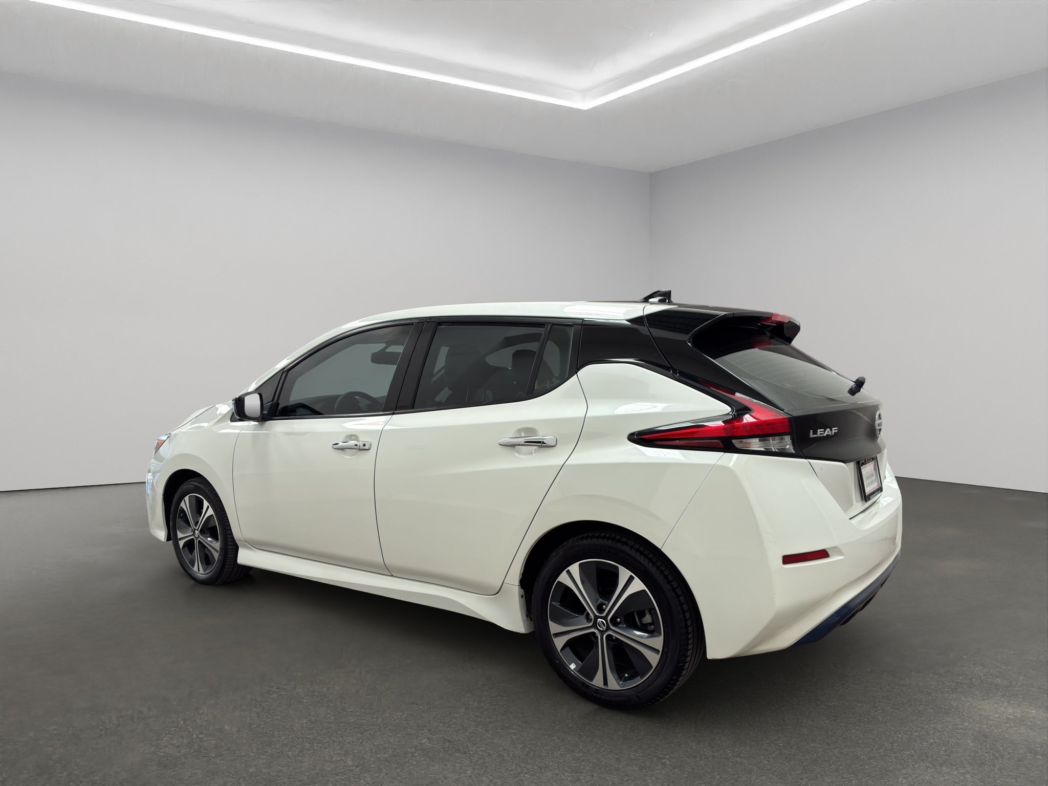 2021 Nissan Leaf 5 pts. HB SL, EV, autonomía 240 km, 40 kWh, piel, RA-17
