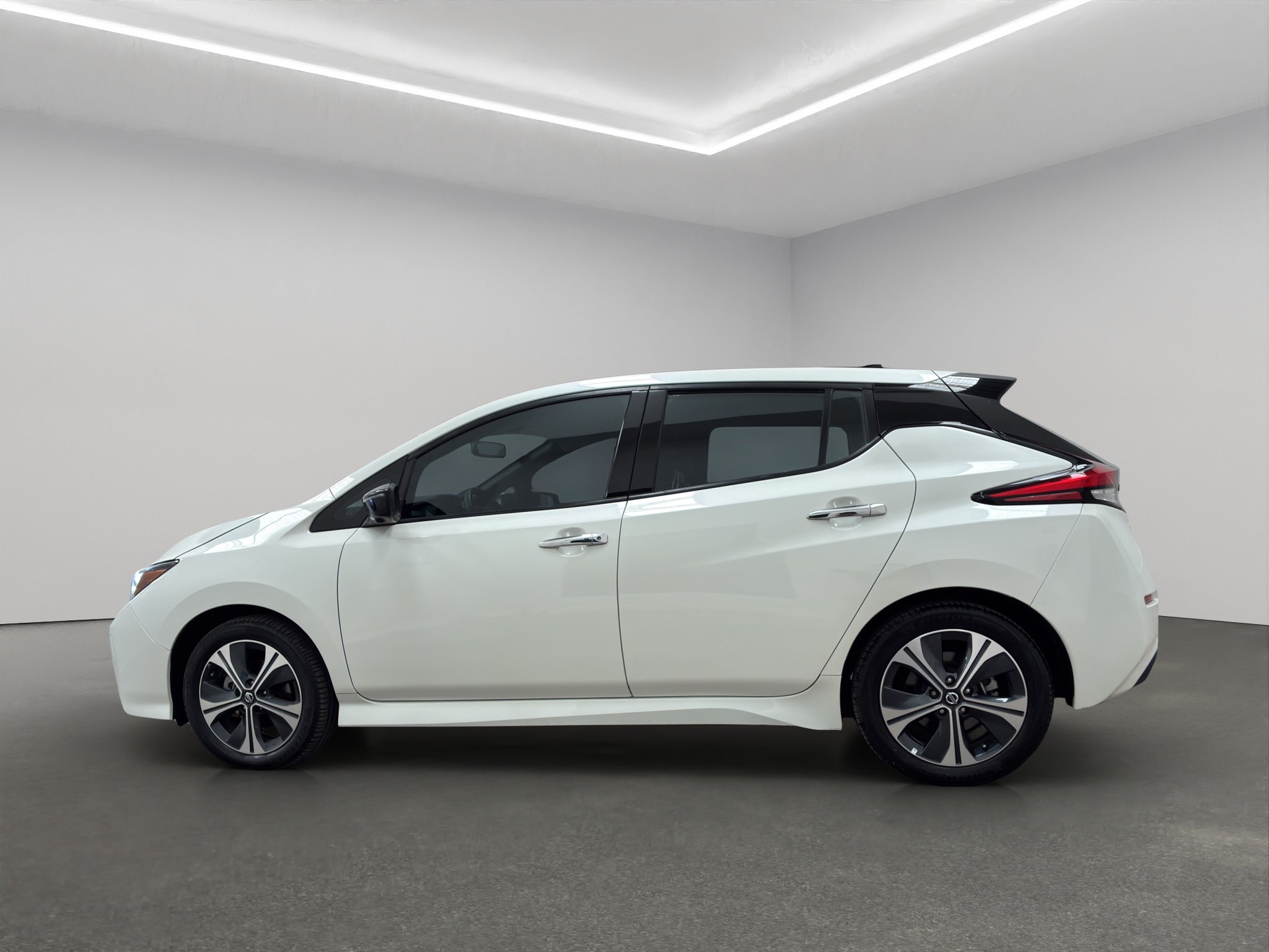 2021 Nissan Leaf 5 pts. HB SL, EV, autonomía 240 km, 40 kWh, piel, RA-17