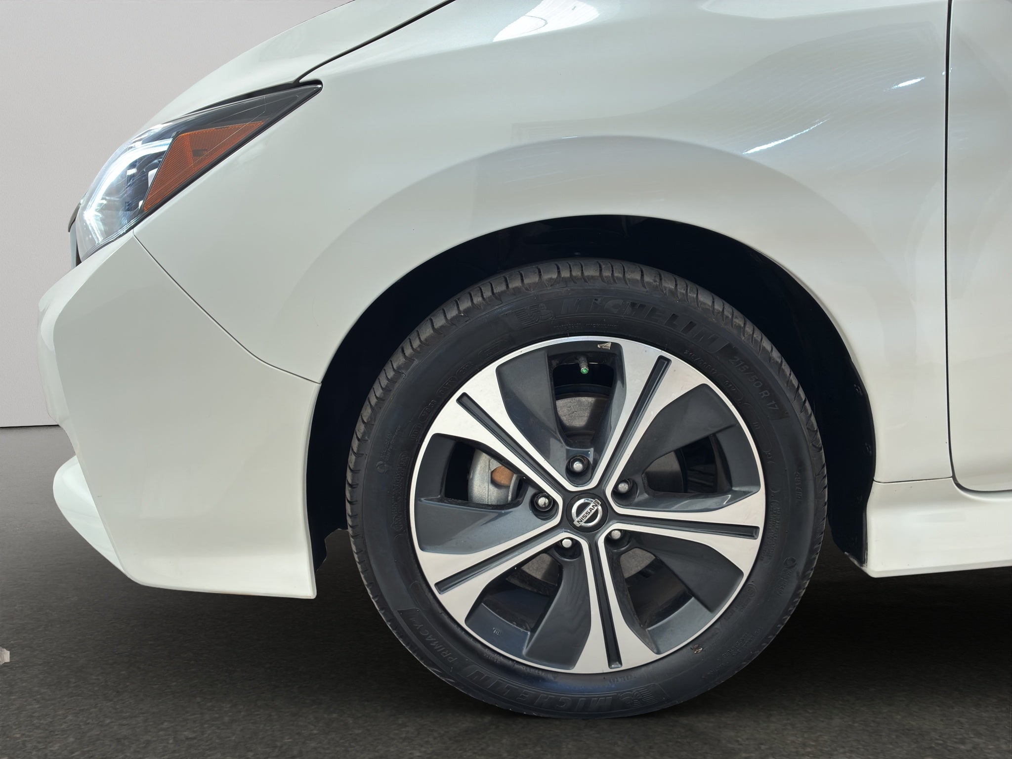 2021 Nissan Leaf 5 pts. HB SL, EV, autonomía 240 km, 40 kWh, piel, RA-17