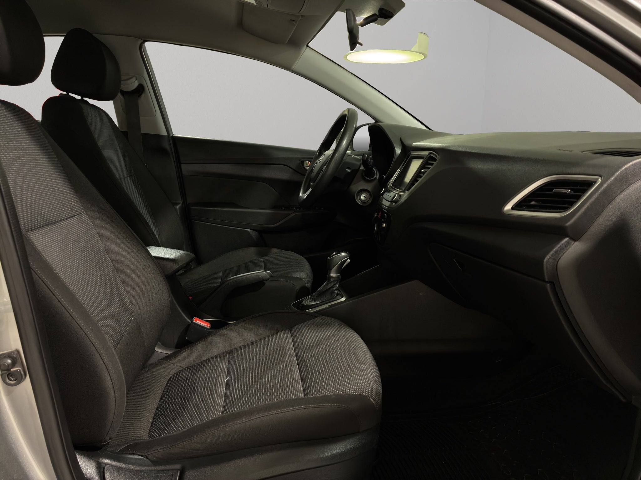 2022 Hyundai Accent 4 pts. GL MID, 1.6l, TM6, a/ac., VE del., cámara reversa, RA-15