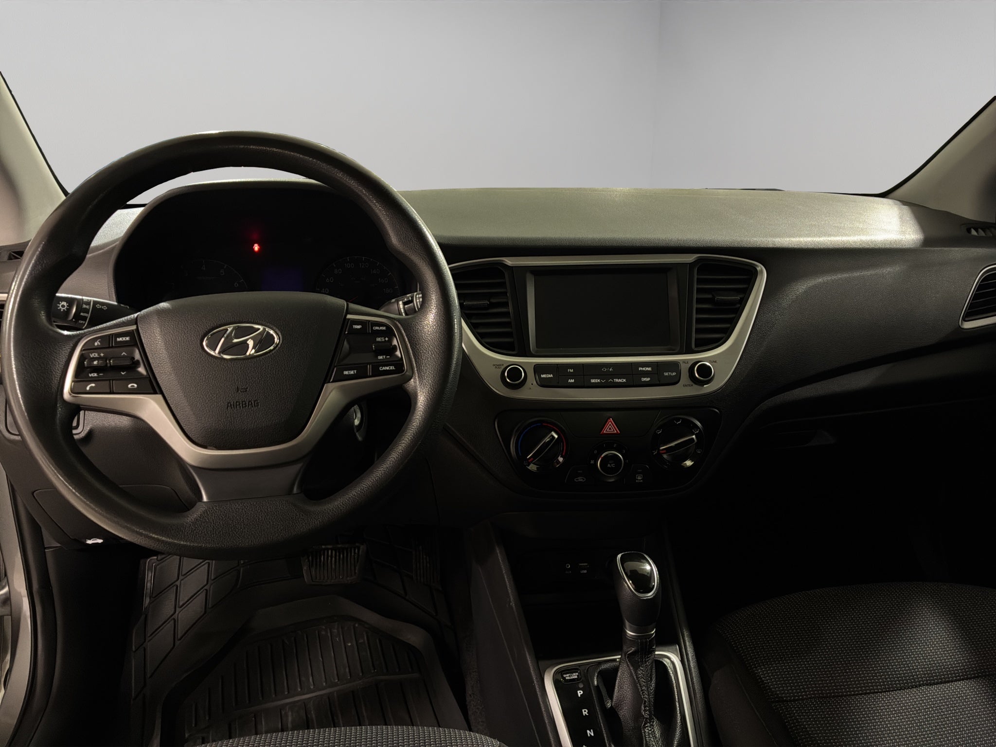 2022 Hyundai Accent 4 pts. GL MID, 1.6l, TM6, a/ac., VE del., cámara reversa, RA-15