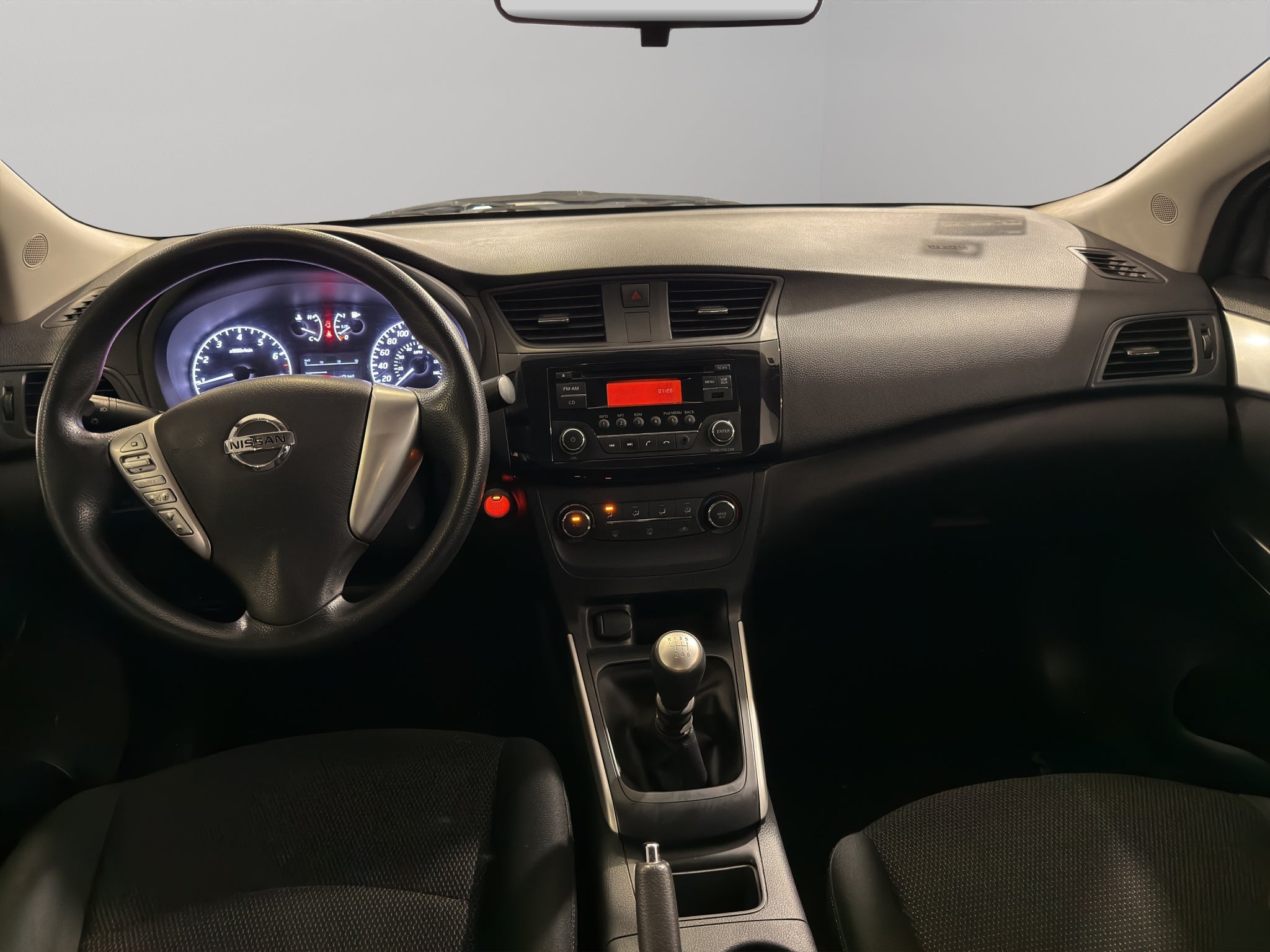 2019 Nissan Sentra 4 pts. Sense, TM6, a/ac., RA-16 (línea anterior)