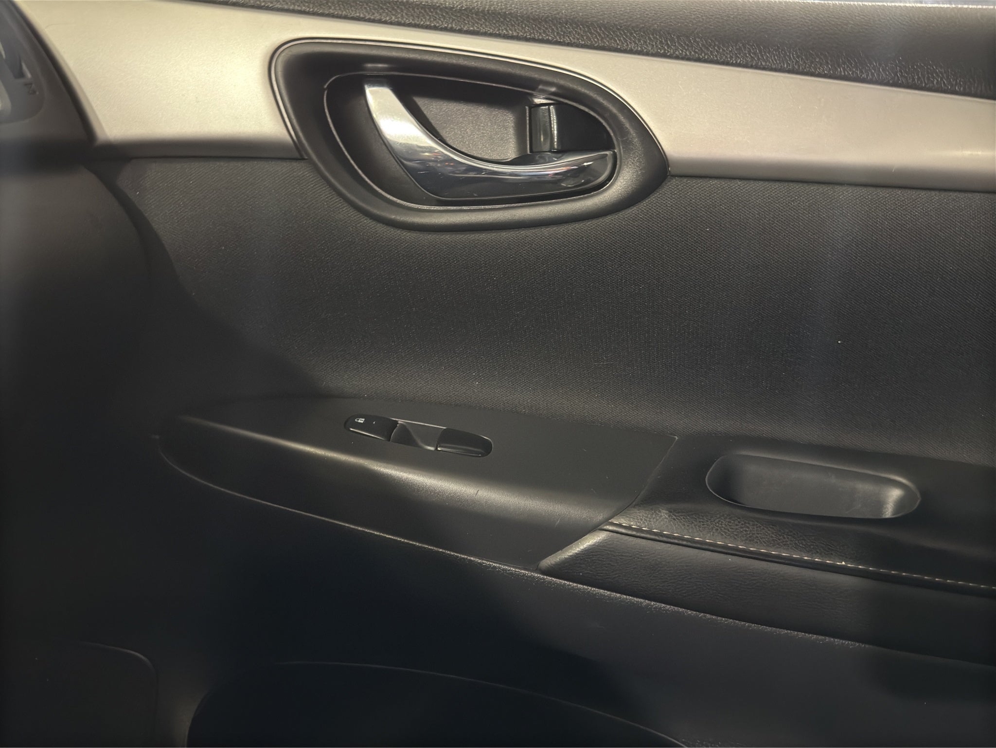 2019 Nissan Sentra 4 pts. Sense, TM6, a/ac., RA-16 (línea anterior)