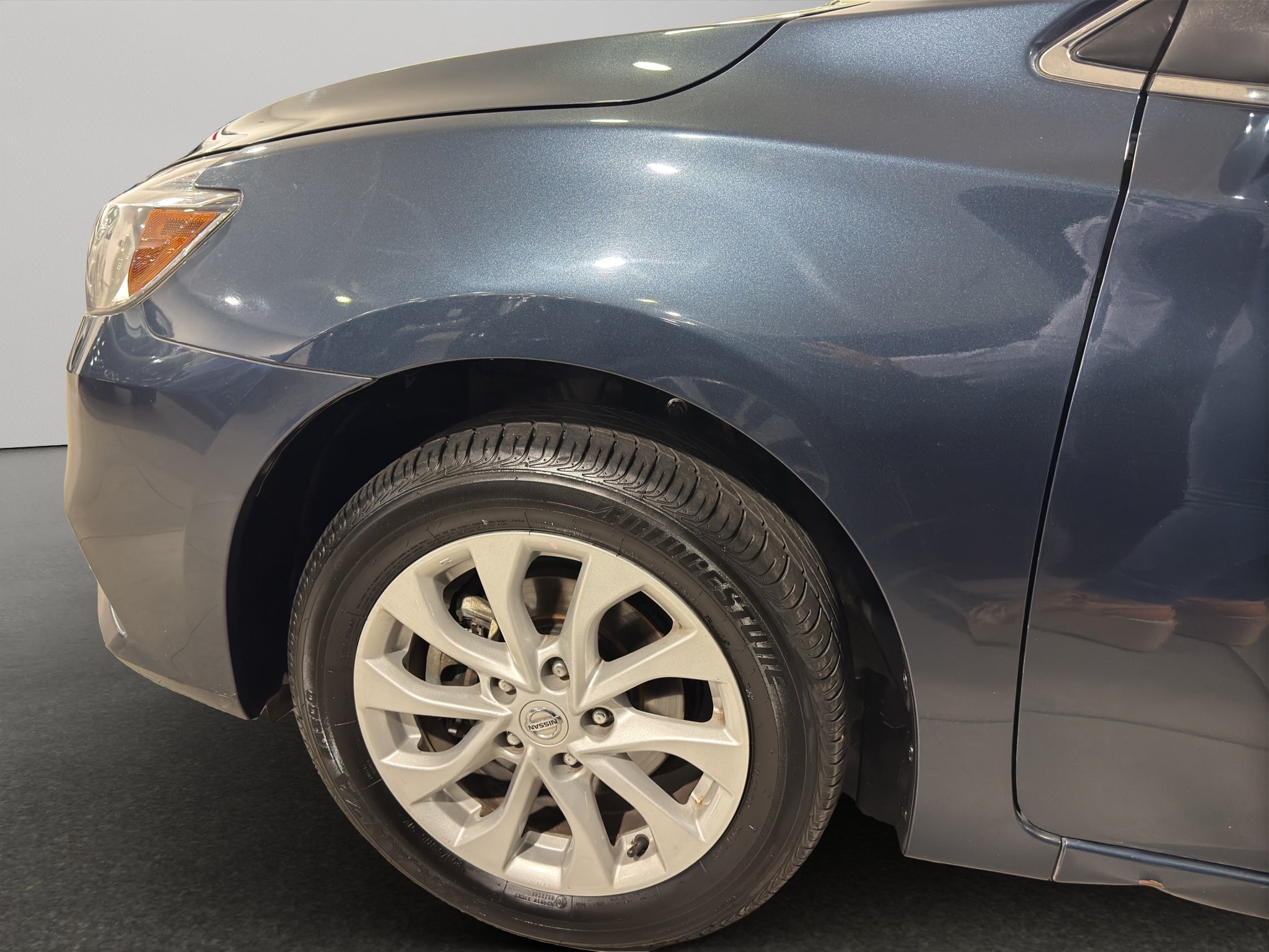 2019 Nissan Sentra 4 pts. Sense, TM6, a/ac., RA-16 (línea anterior)