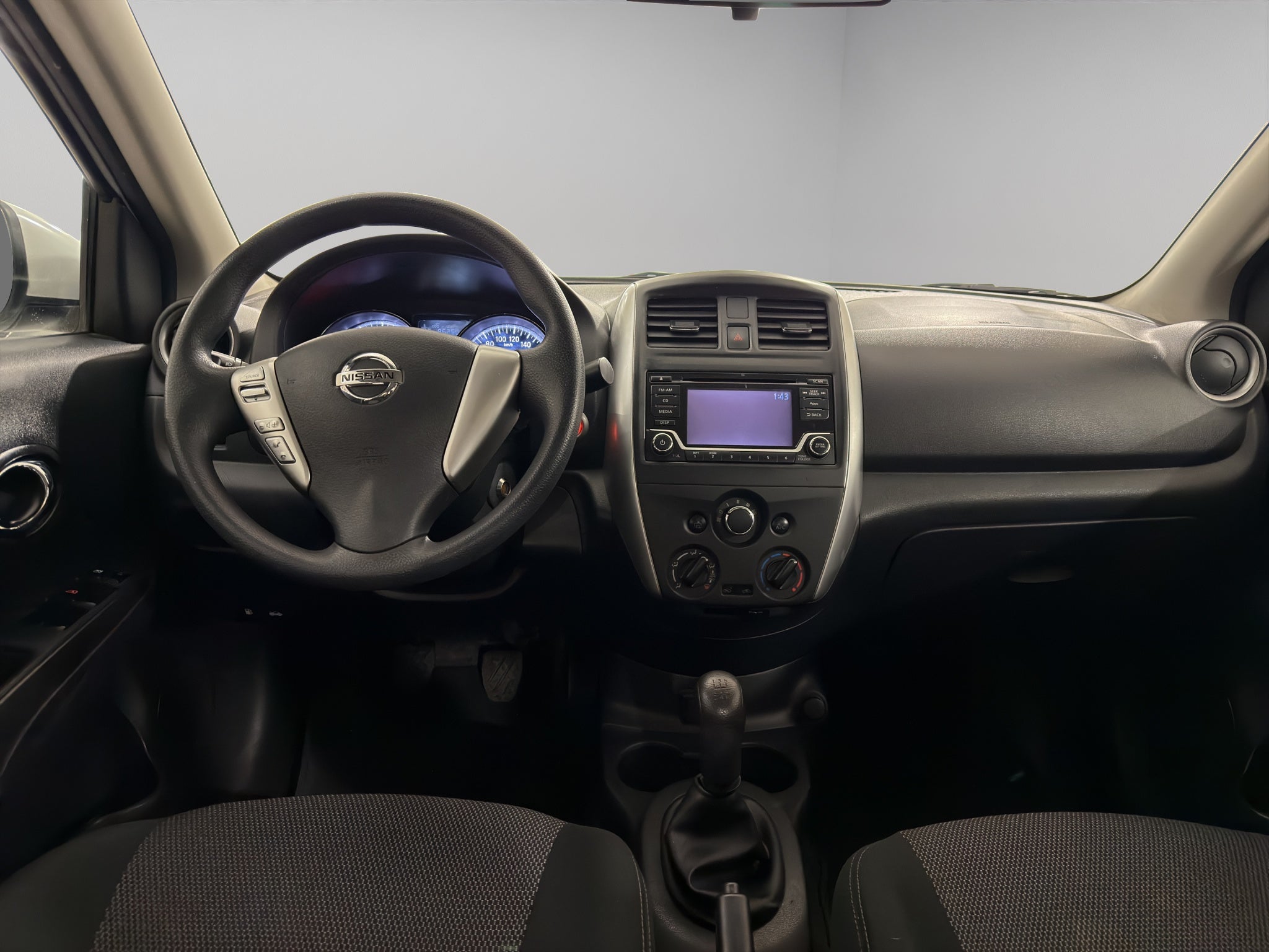 2019 Nissan Versa 4 pts. Advance, TM5, a/ac., VE, f. niebla, RA-16 (línea anterior)