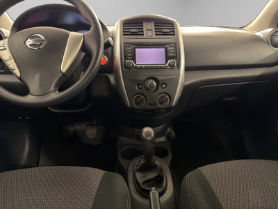 2019 Nissan Versa 4 pts. Advance, TM5, a/ac., VE, f. niebla, RA-16 (línea anterior)