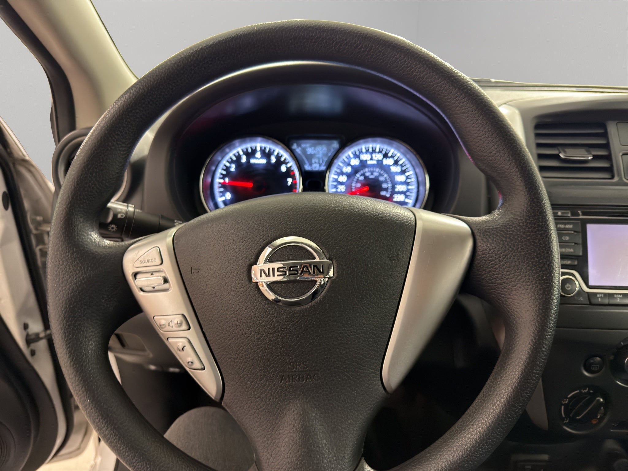 2019 Nissan Versa 4 pts. Advance, TM5, a/ac., VE, f. niebla, RA-16 (línea anterior)