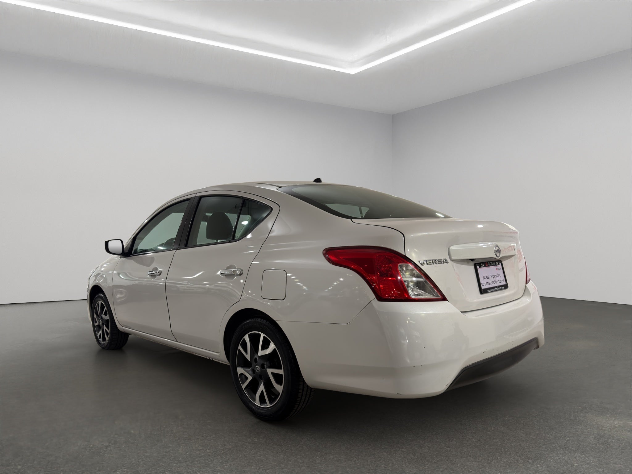2019 Nissan Versa 4 pts. Advance, TM5, a/ac., VE, f. niebla, RA-16 (línea anterior)