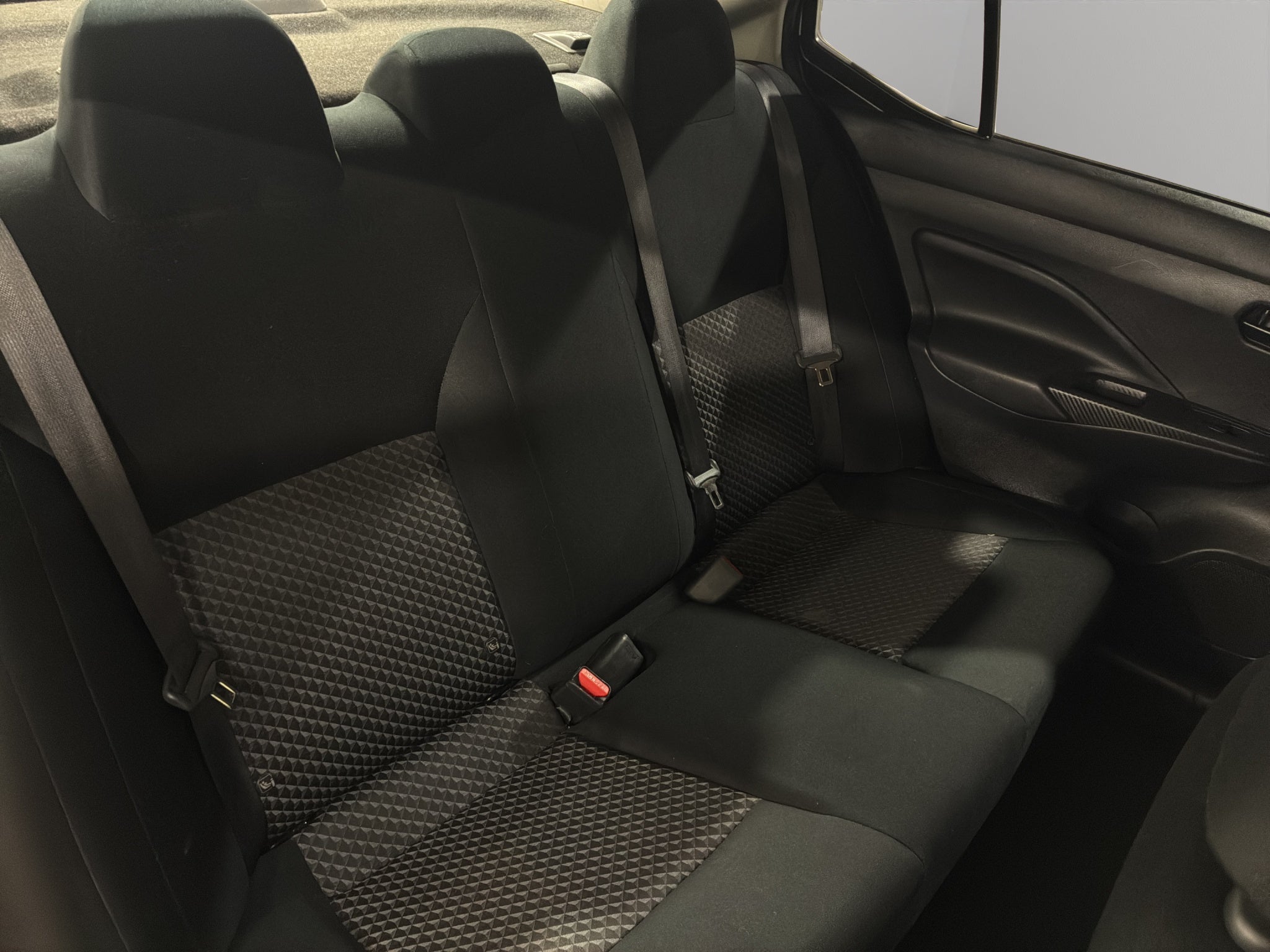 2024 Nissan Versa 4 pts. Sense, TM5, a/ac., R-15