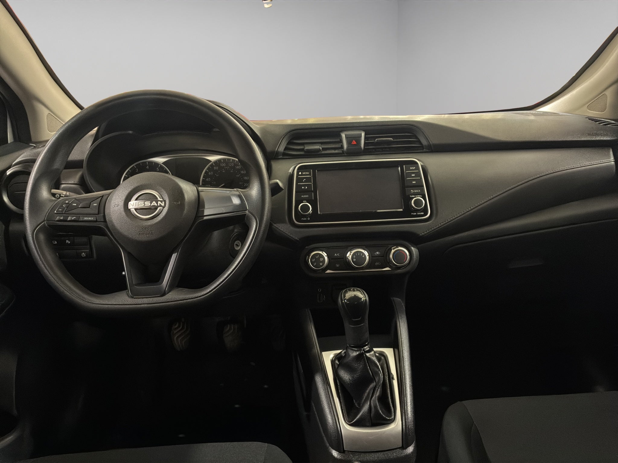 2024 Nissan Versa 4 pts. Sense, TM5, a/ac., R-15