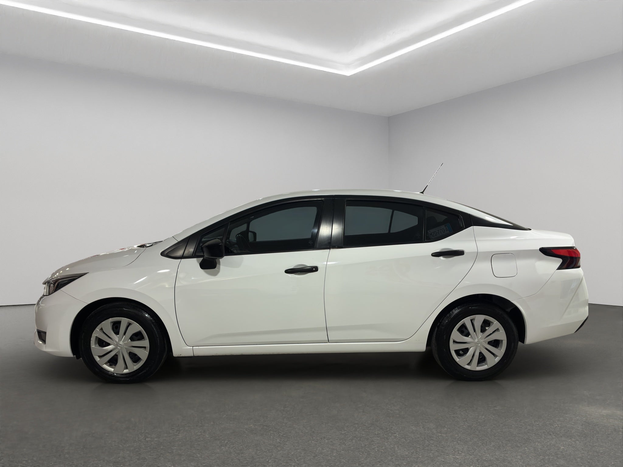 2024 Nissan Versa 4 pts. Sense, TM5, a/ac., R-15