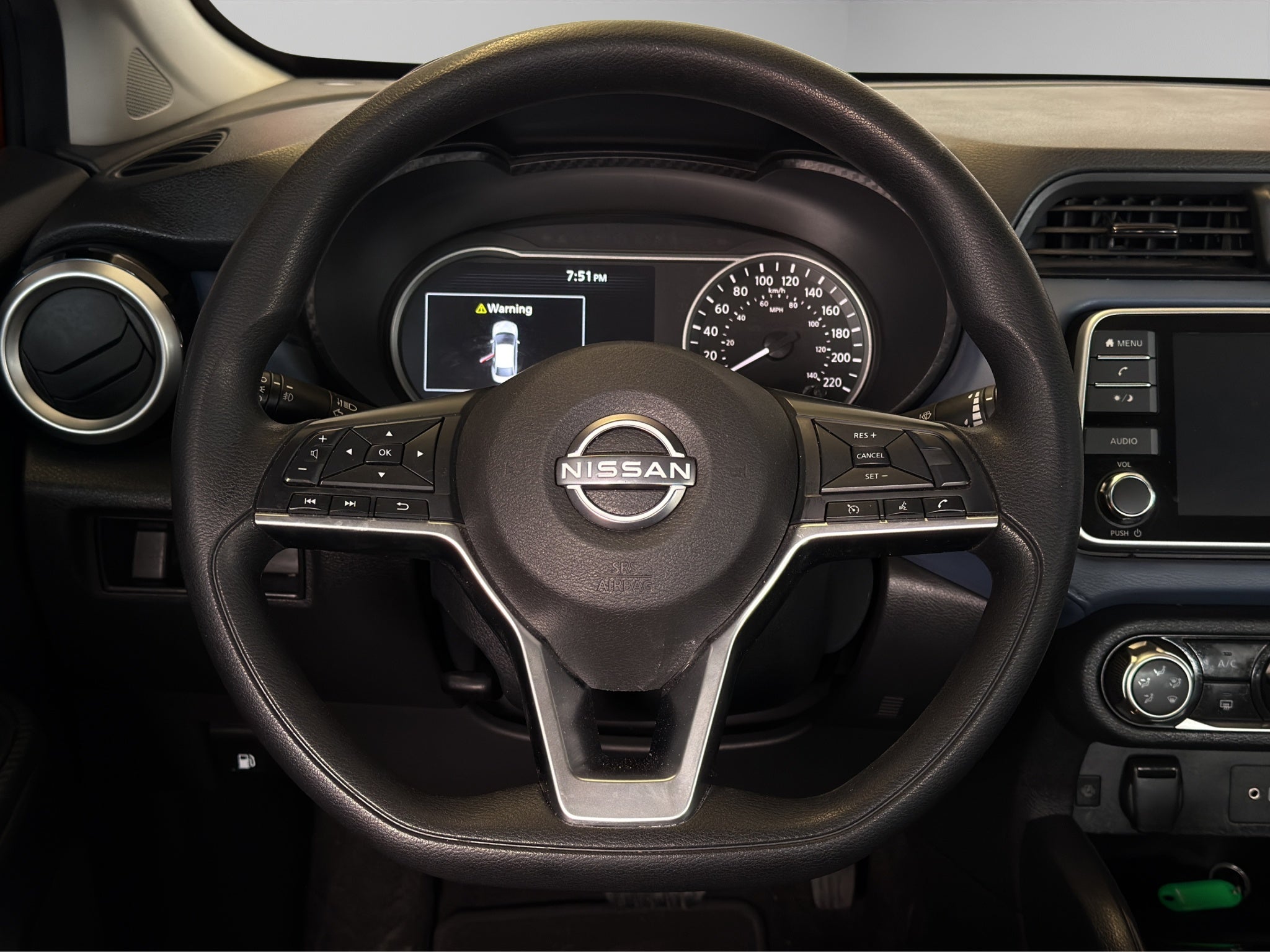 2023 Nissan Versa 4 pts. Advance, TM5, a/ac., f. niebla, RA-16 (cambio de línea)