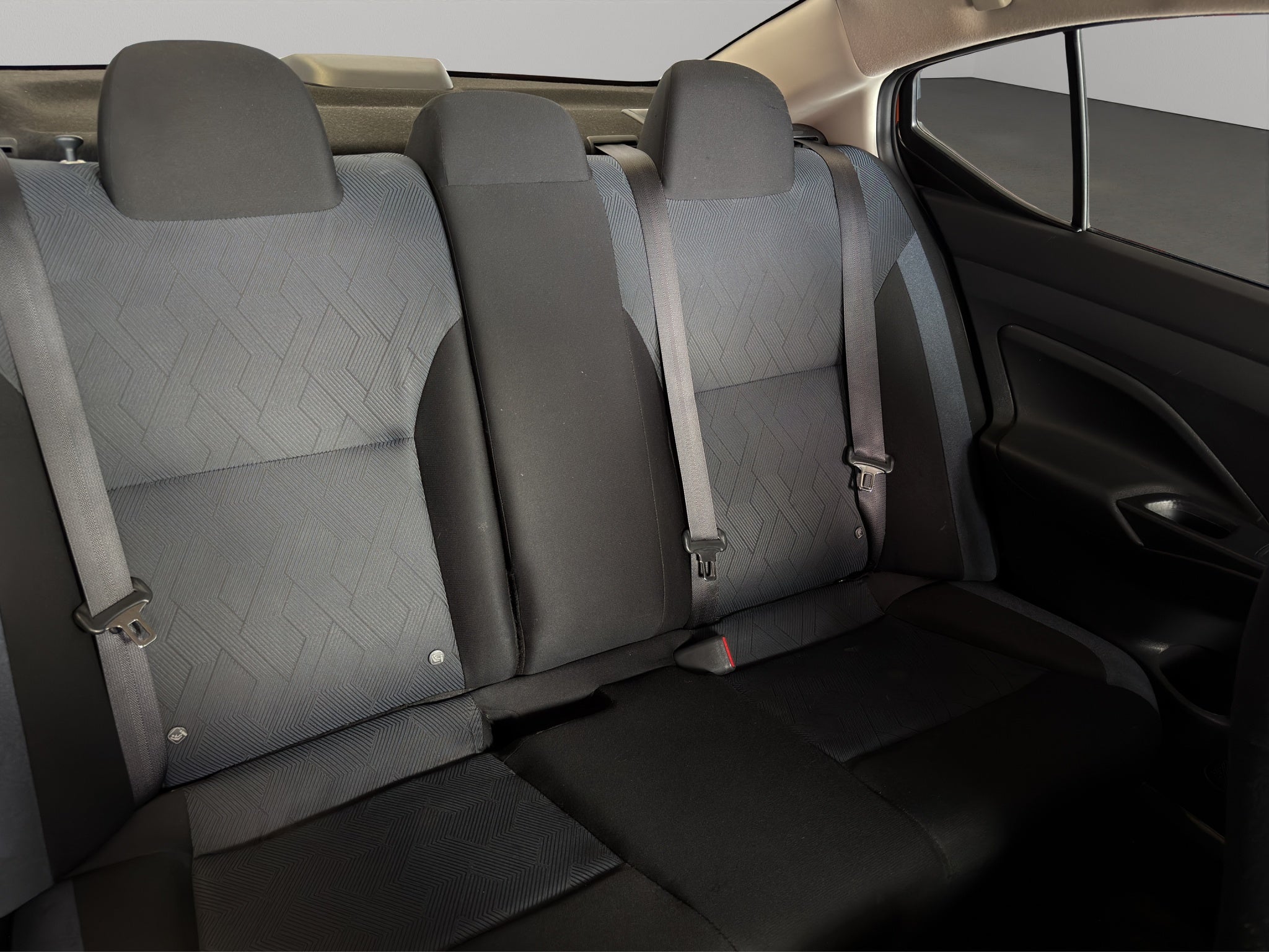 2023 Nissan Versa 4 pts. Advance, TM5, a/ac., f. niebla, RA-16 (cambio de línea)