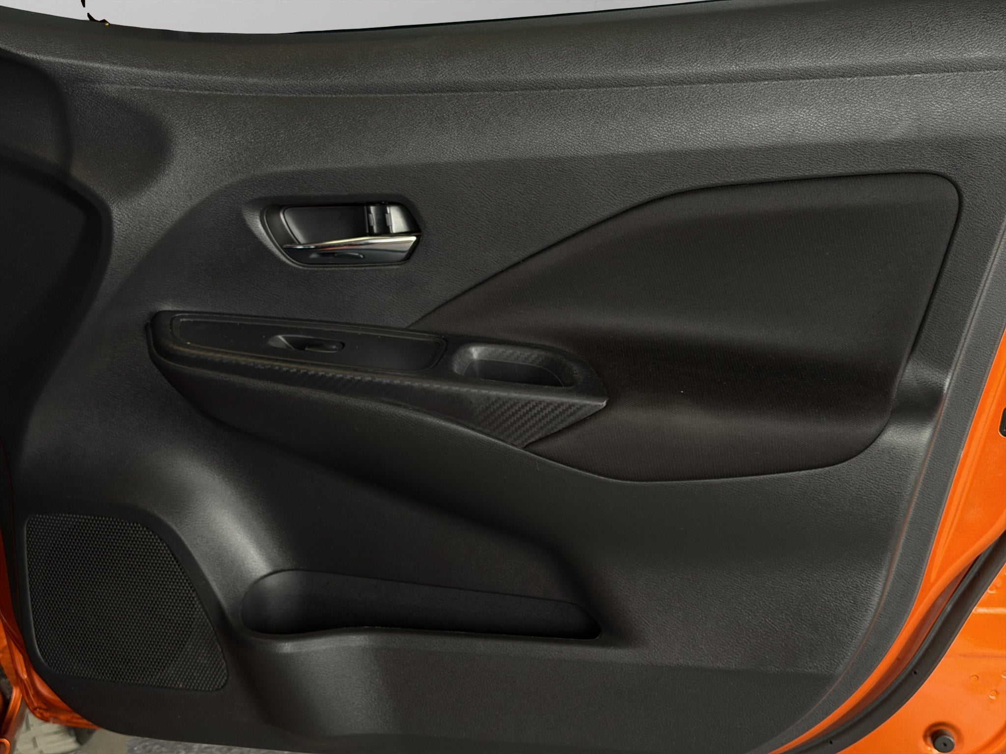 2023 Nissan Versa 4 pts. Advance, TM5, a/ac., f. niebla, RA-16 (cambio de línea)