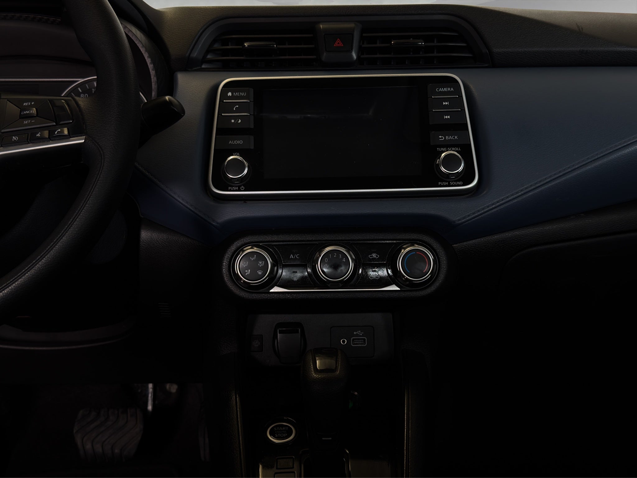 2023 Nissan Versa 4 pts. Advance, TM5, a/ac., f. niebla, RA-16 (cambio de línea)