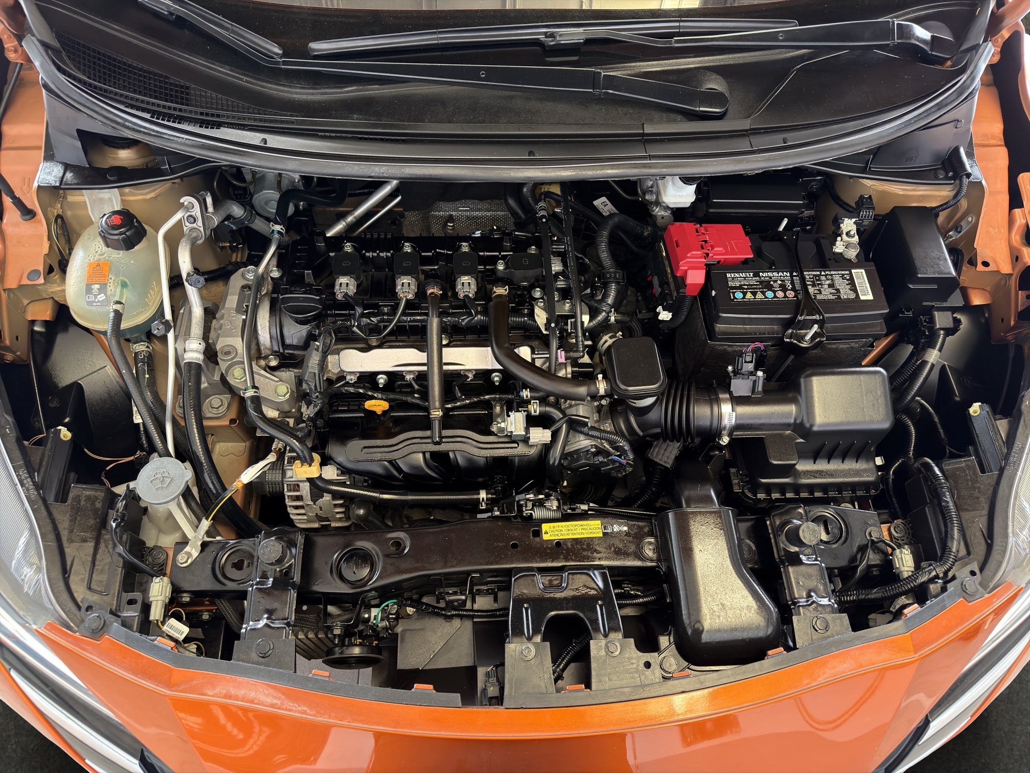 2023 Nissan Versa 4 pts. Advance, TM5, a/ac., f. niebla, RA-16 (cambio de línea)