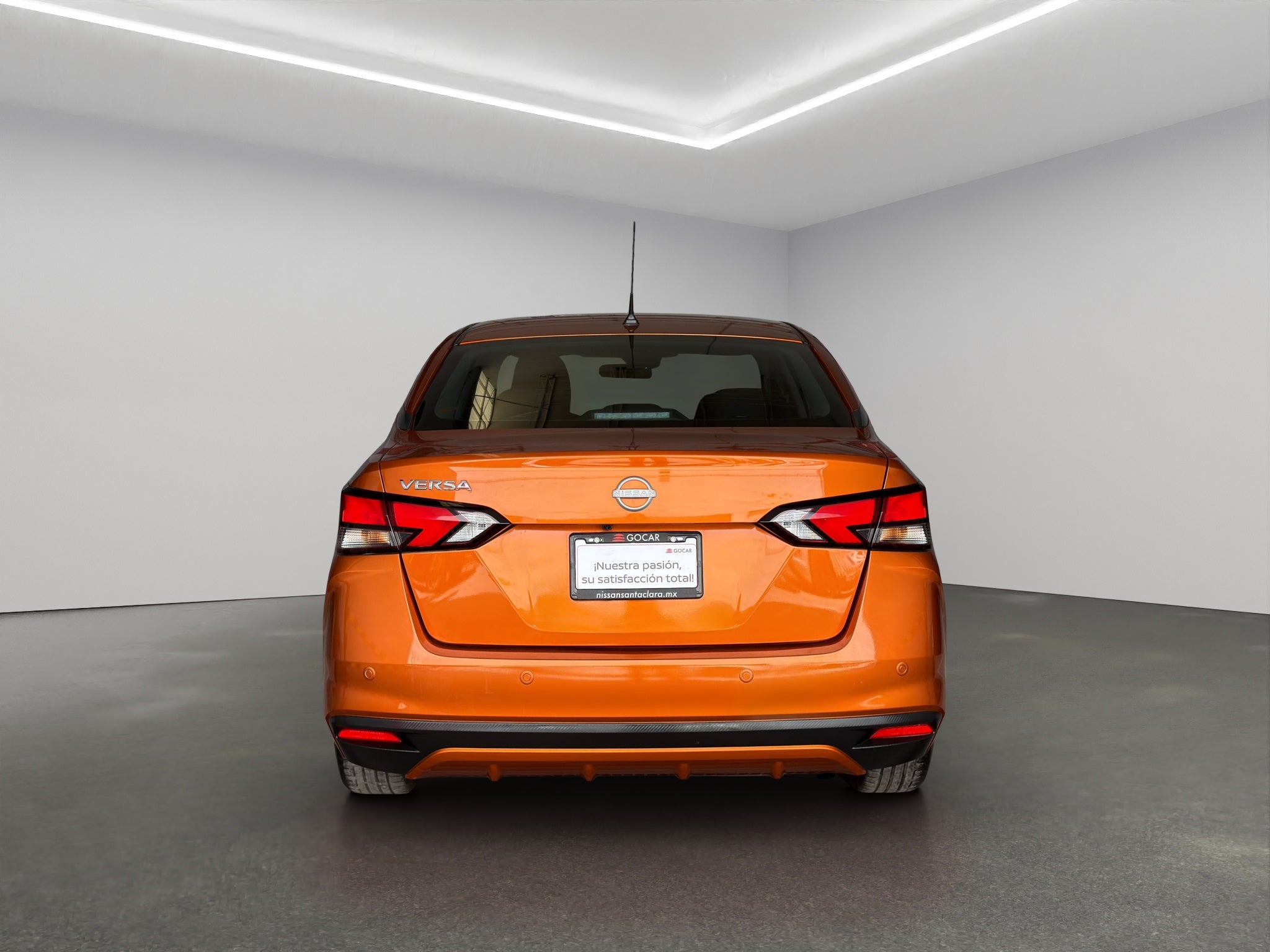 2023 Nissan Versa 4 pts. Advance, TM5, a/ac., f. niebla, RA-16 (cambio de línea)