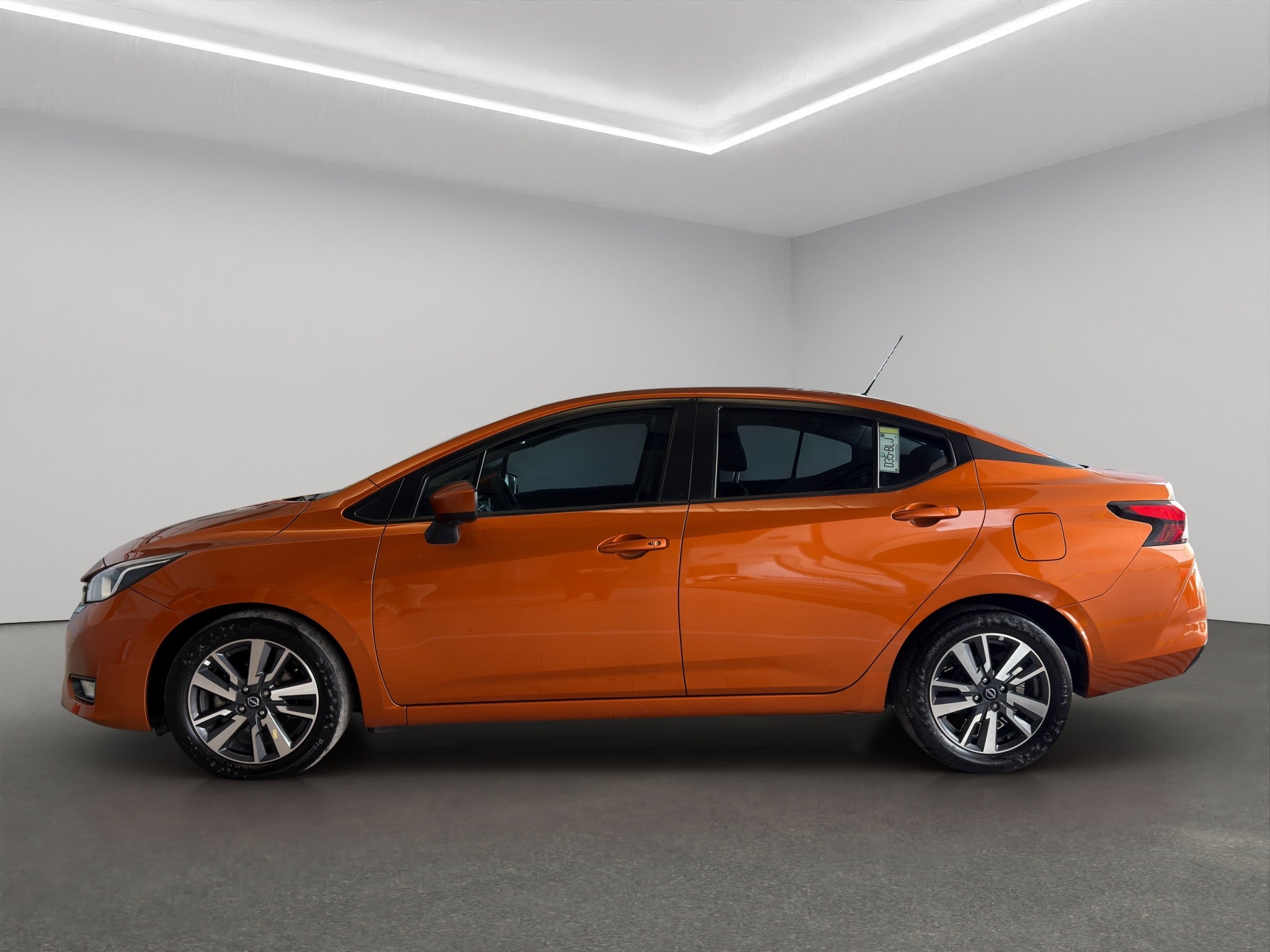 2023 Nissan Versa 4 pts. Advance, TM5, a/ac., f. niebla, RA-16 (cambio de línea)