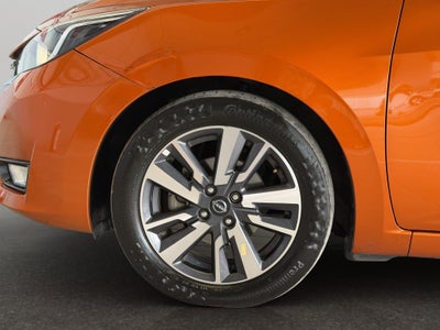 2023 Nissan Versa 4 pts. Advance, TM5, a/ac., f. niebla, RA-16 (cambio de línea)