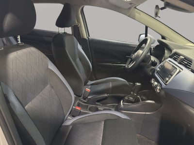 2025 Nissan Versa 4 pts. Advance, TM5, a/ac., f. niebla, RA-16 (línea anterior)