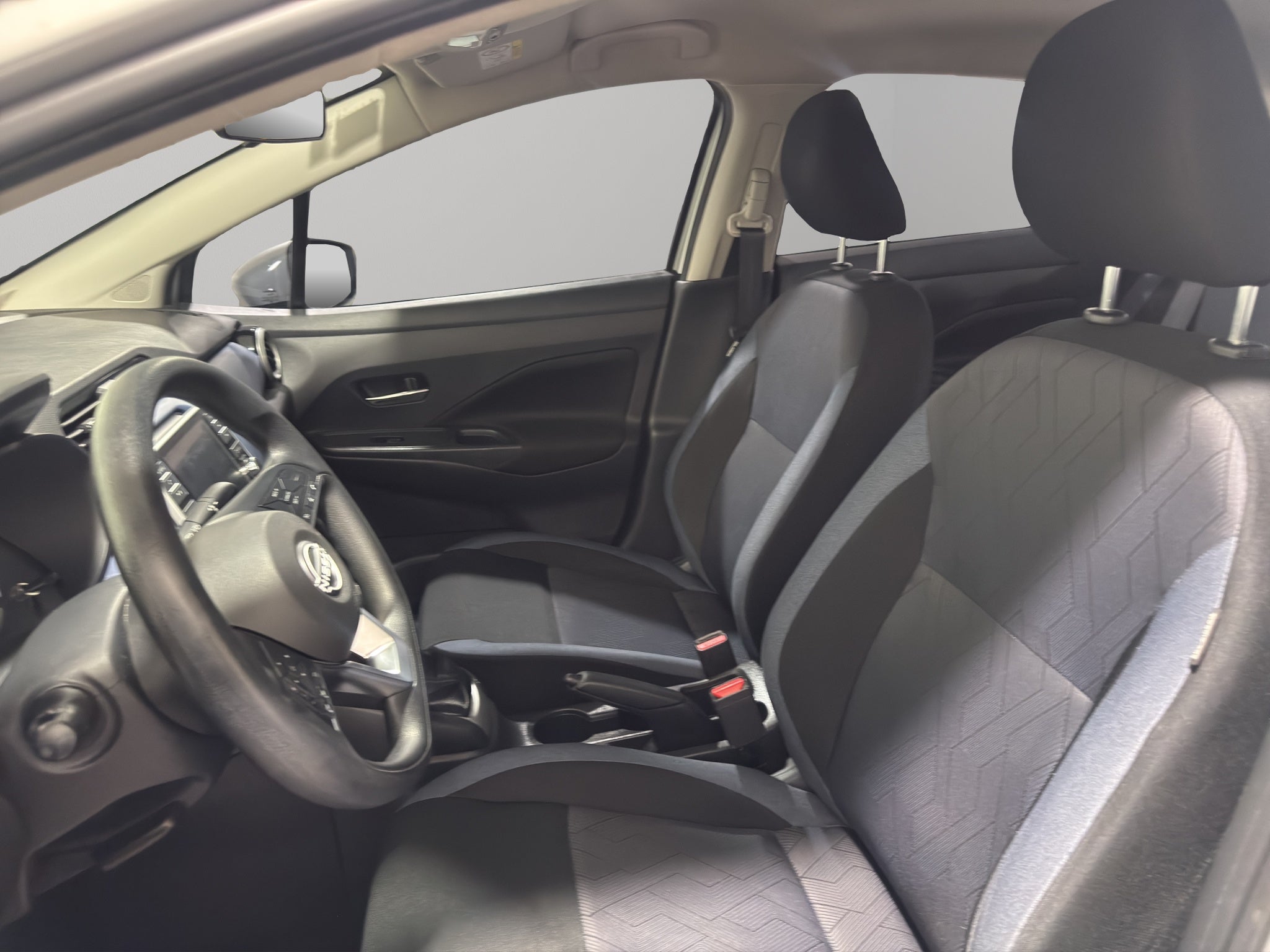 2025 Nissan Versa 4 pts. Advance, TM5, a/ac., f. niebla, RA-16 (línea anterior)