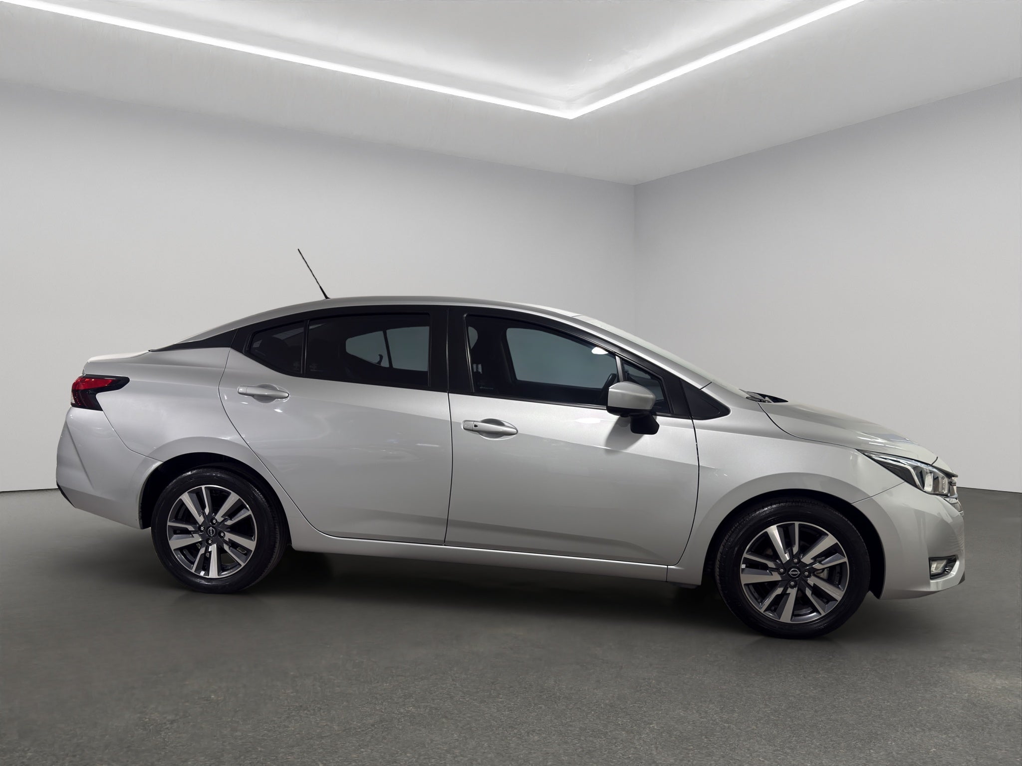 2025 Nissan Versa 4 pts. Advance, TM5, a/ac., f. niebla, RA-16 (línea anterior)