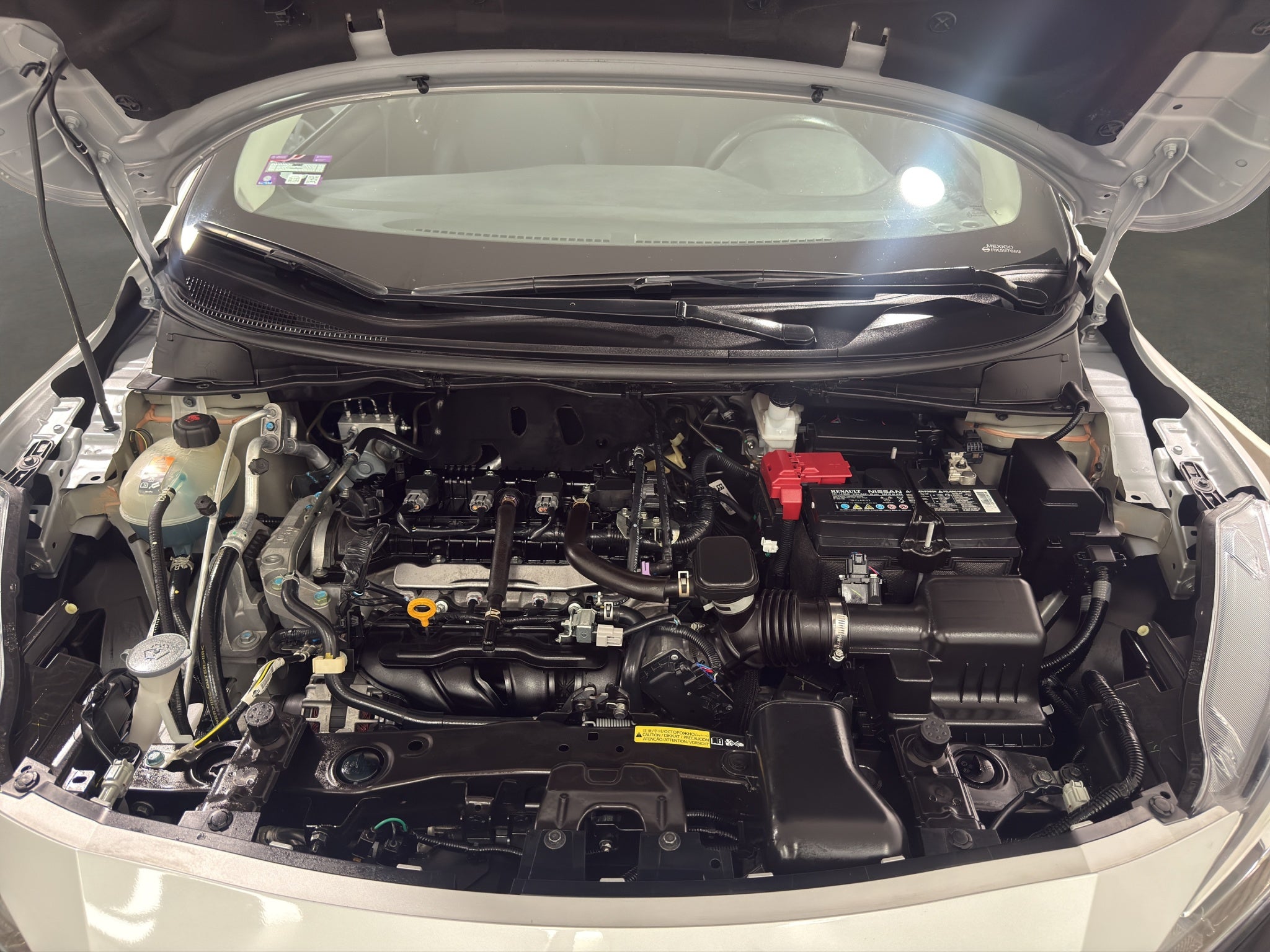 2025 Nissan Versa 4 pts. Advance, TM5, a/ac., f. niebla, RA-16 (línea anterior)